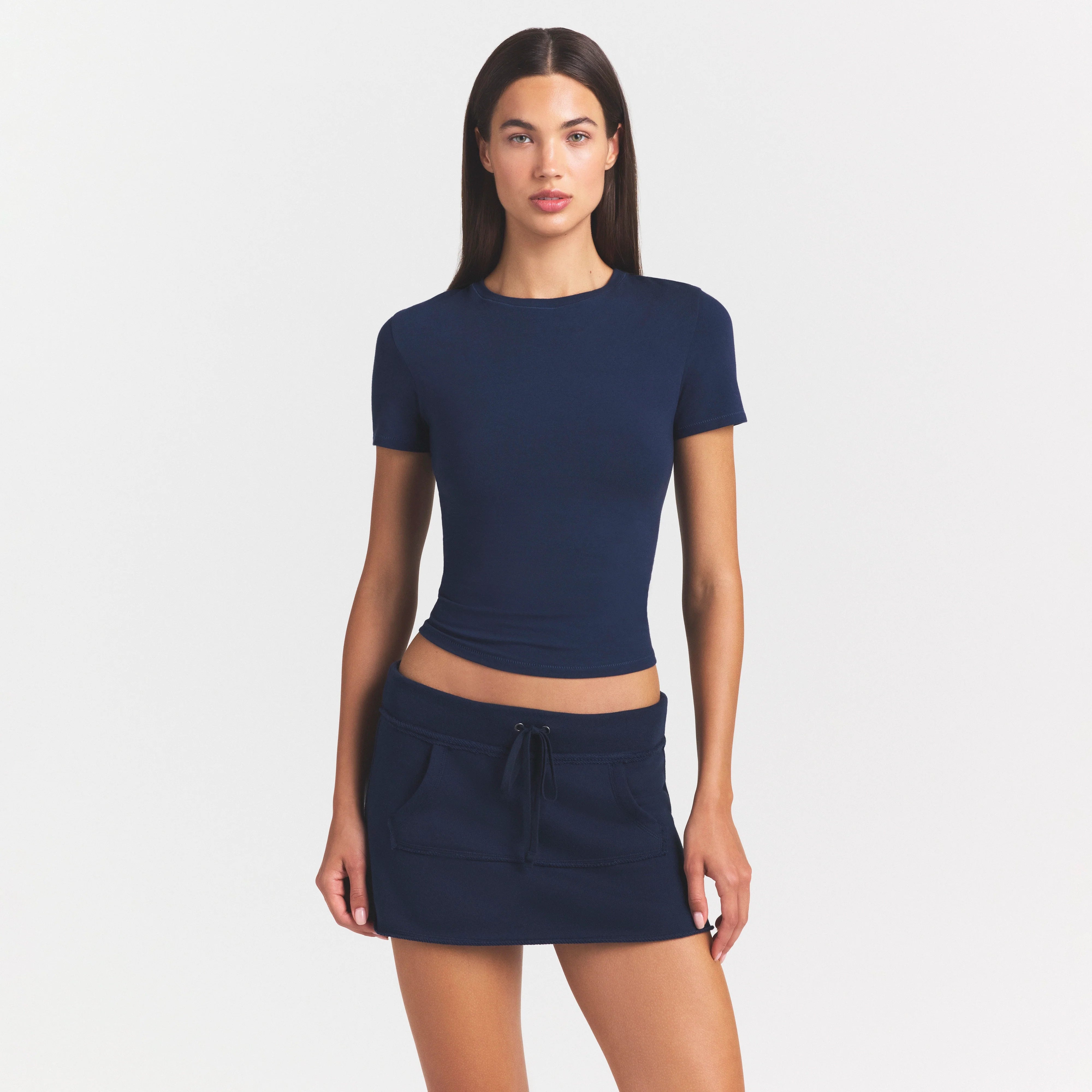COTTON JERSEY T-SHIRT | NAVY ON A MODEL SIDE VIEW @ | FOCUS: 0.0, 1.0, 0.9