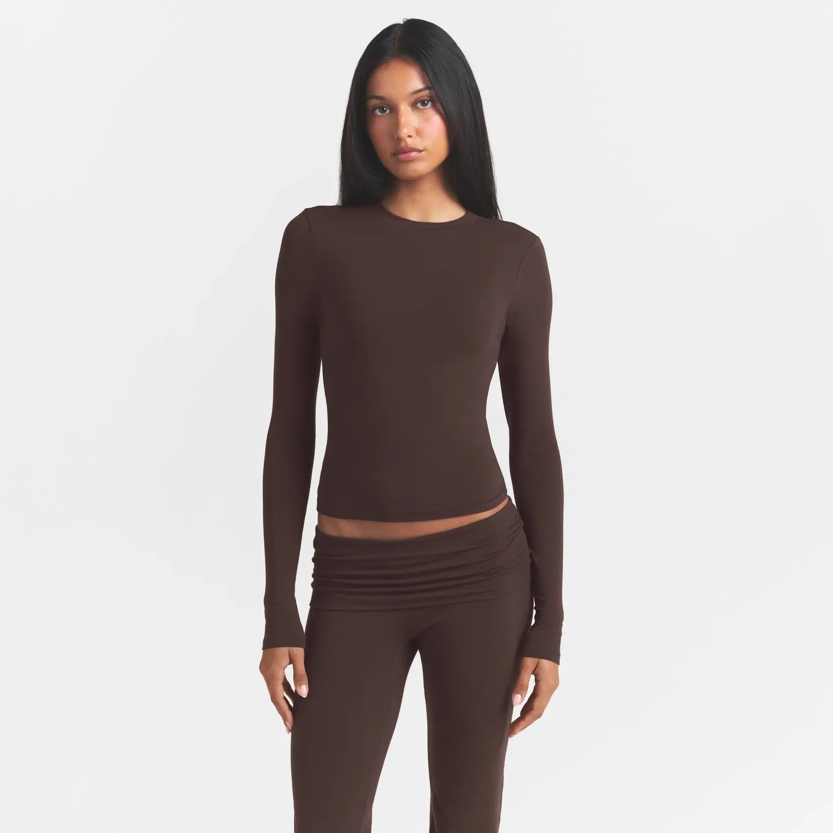 COTTON JERSEY LONG SLEEVE T-SHIRT | ESPRESSO ON A MODEL FRONT VIEW