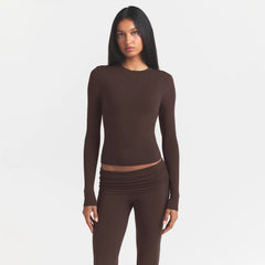 COTTON JERSEY LONG SLEEVE T-SHIRT | ESPRESSO ON A MODEL FRONT VIEW