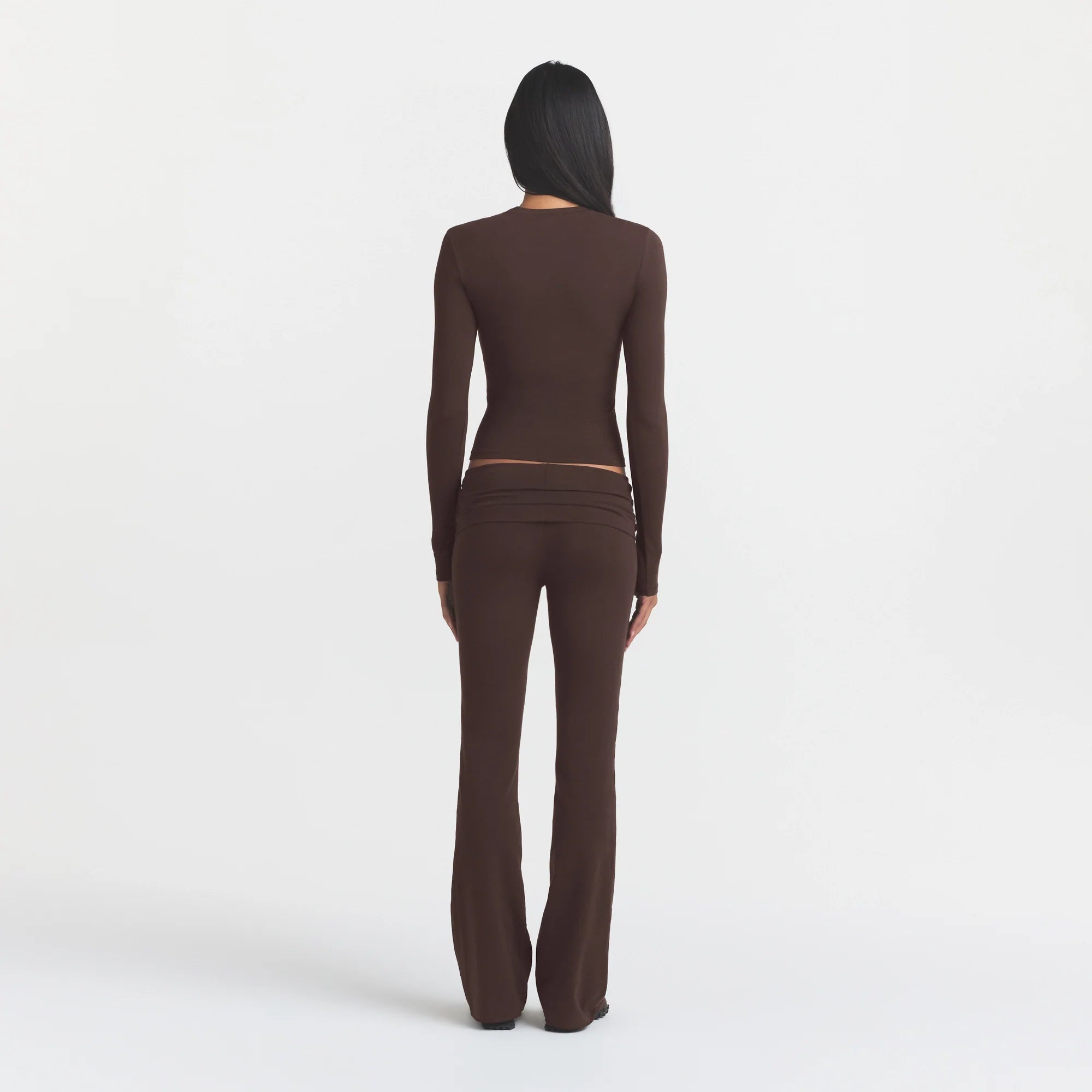 COTTON JERSEY LONG SLEEVE T-SHIRT | ESPRESSO ON A MODEL BACK VIEW @ | FOCUS: 0.0, 1.0, 0.9