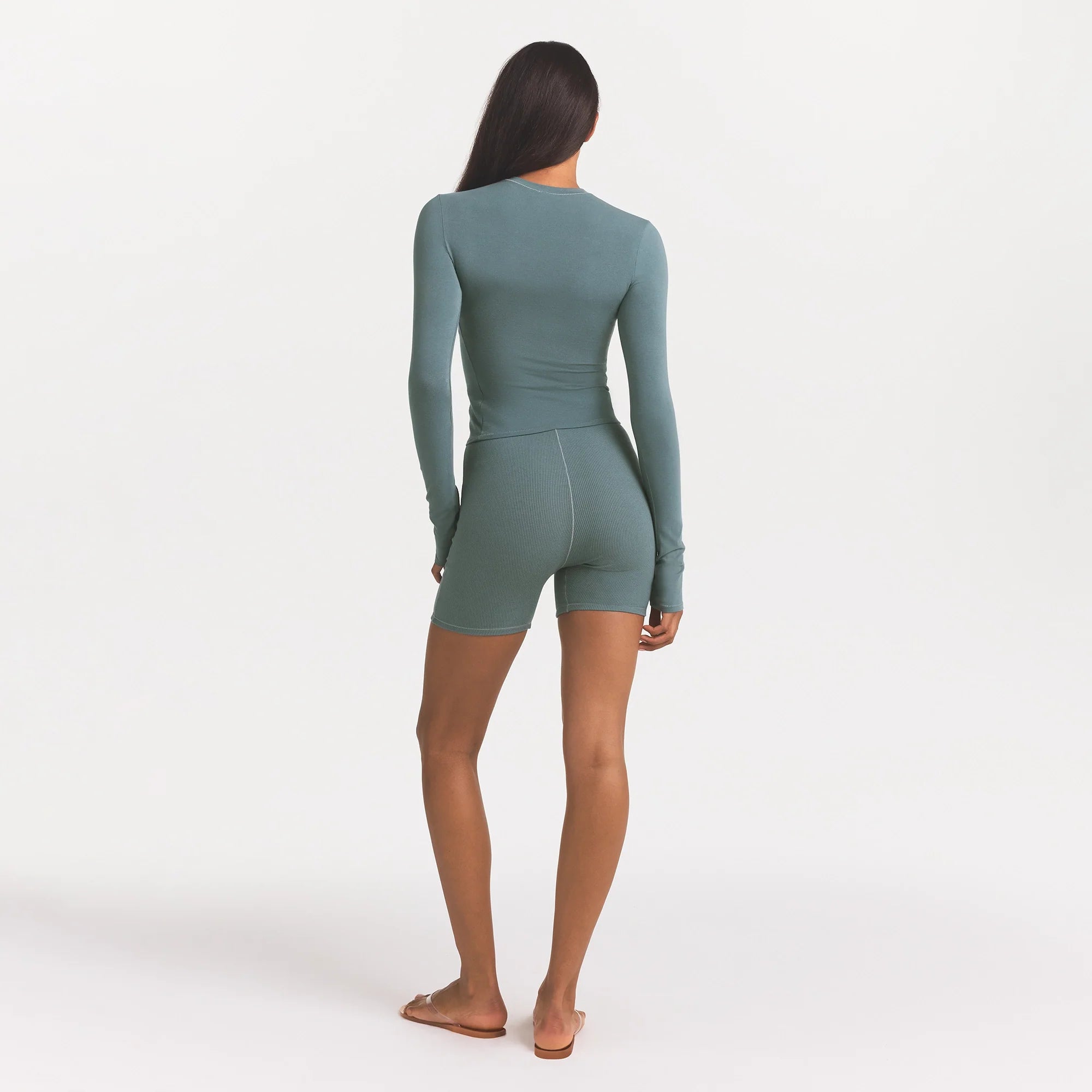 COTTON JERSEY LONG SLEEVE T-SHIRT | KYANITE ON A MODEL BACK VIEW