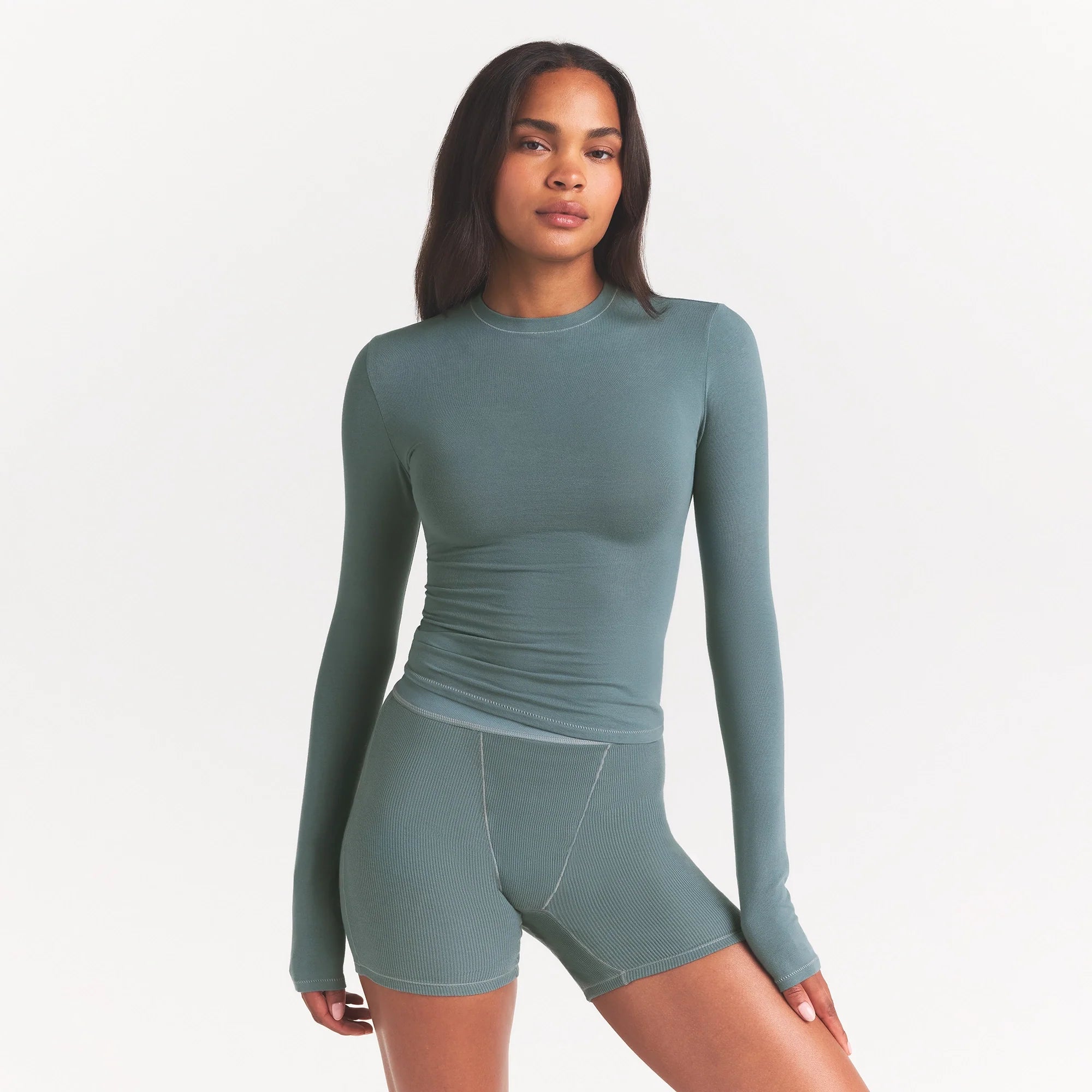 COTTON JERSEY LONG SLEEVE T-SHIRT | KYANITE ON A MODEL FRONT VIEW