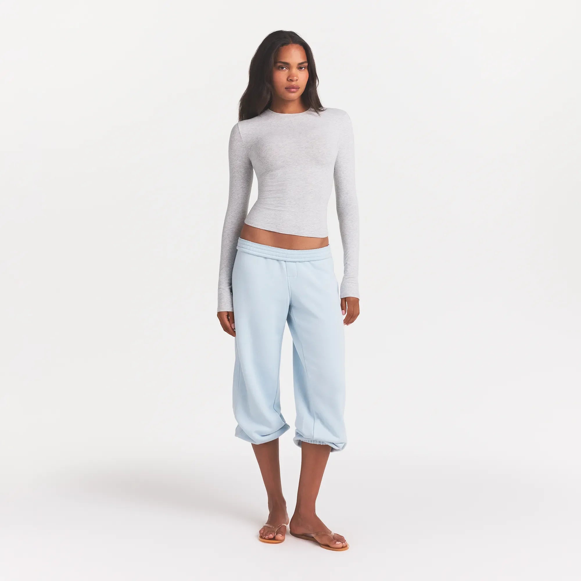 COTTON JERSEY LONG SLEEVE T-SHIRT | LIGHT HEATHER GREY ON A MODEL FRONT VIEW @ | FOCUS: 0.0, 1.0, 0.9