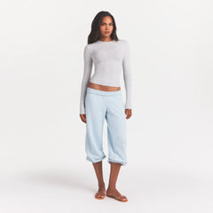 COTTON JERSEY LONG SLEEVE T-SHIRT | LIGHT HEATHER GREY ON A MODEL FRONT VIEW @ | FOCUS: 0.0, 1.0, 0.9