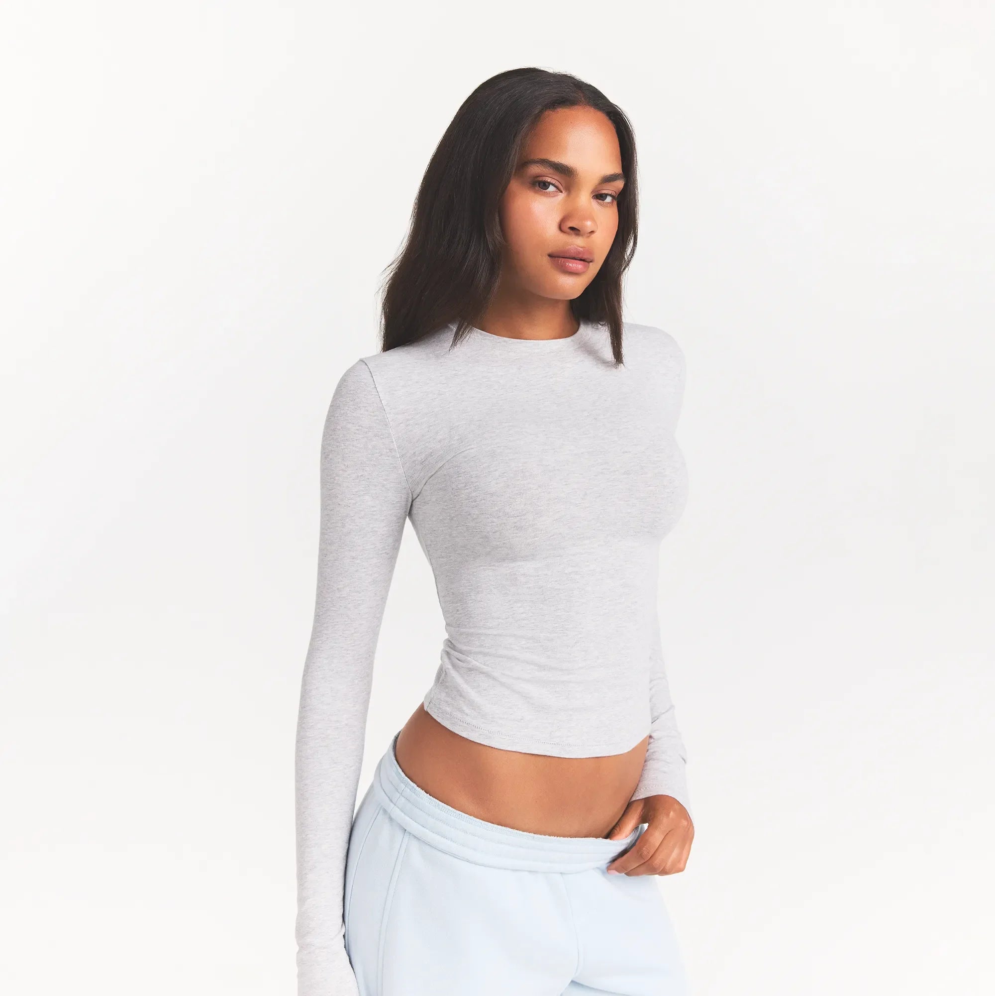 COTTON JERSEY LONG SLEEVE T-SHIRT | LIGHT HEATHER GREY ON A MODEL SIDE VIEW @ | FOCUS: 0.0, 1.0, 0.9