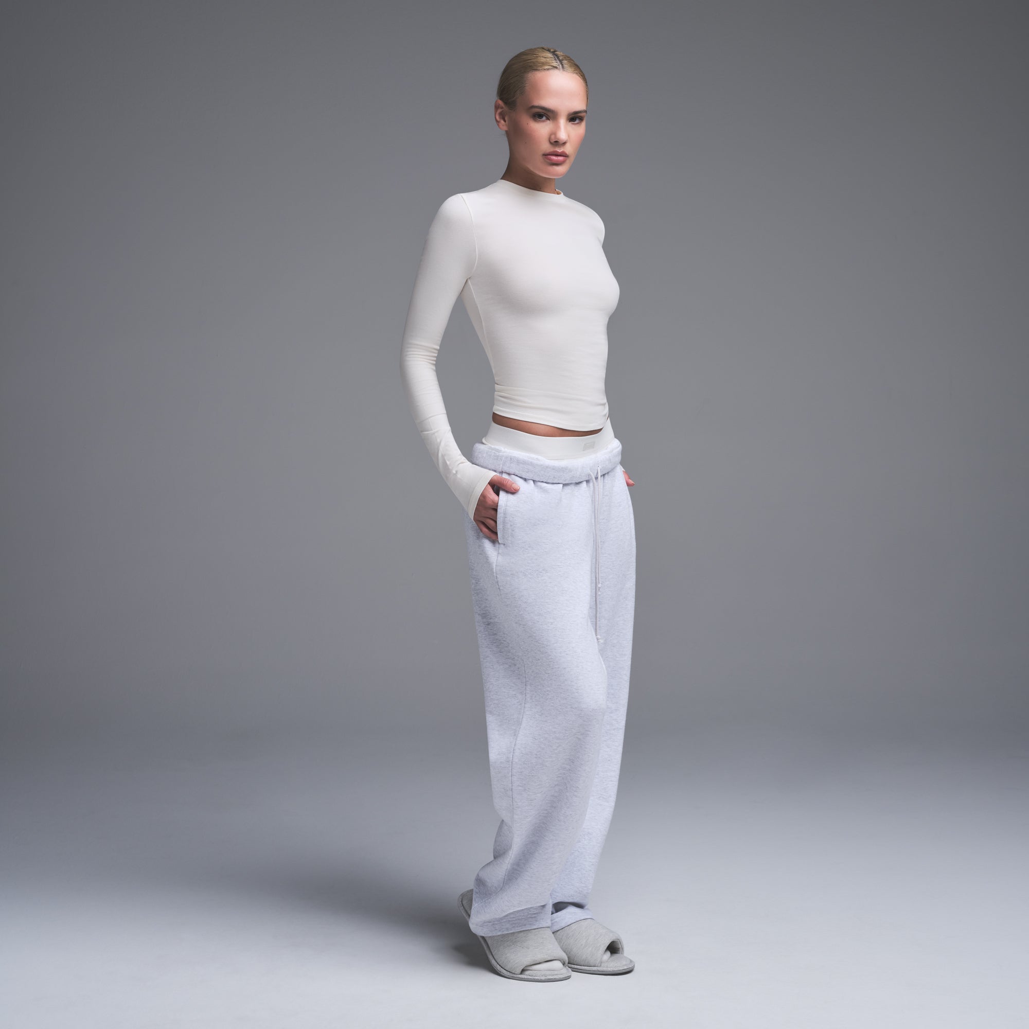 COTTON JERSEY LONG SLEEVE T-SHIRT | MARBLE ON A MODEL FRONT VIEW | FOCUS: 0.0, 1.0, 0.9