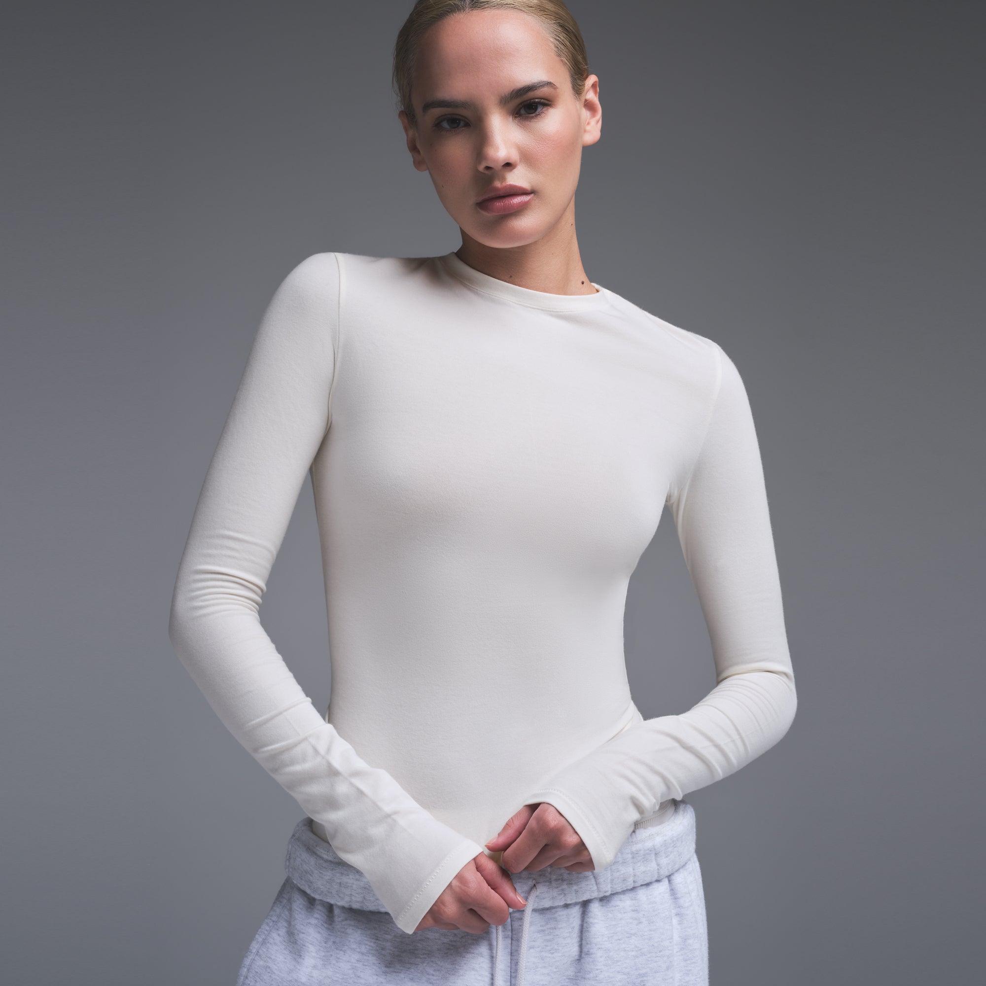 COTTON JERSEY LONG SLEEVE T-SHIRT | MARBLE ON A MODEL SIDE VIEW | FOCUS: 0.0, 1.0, 0.9