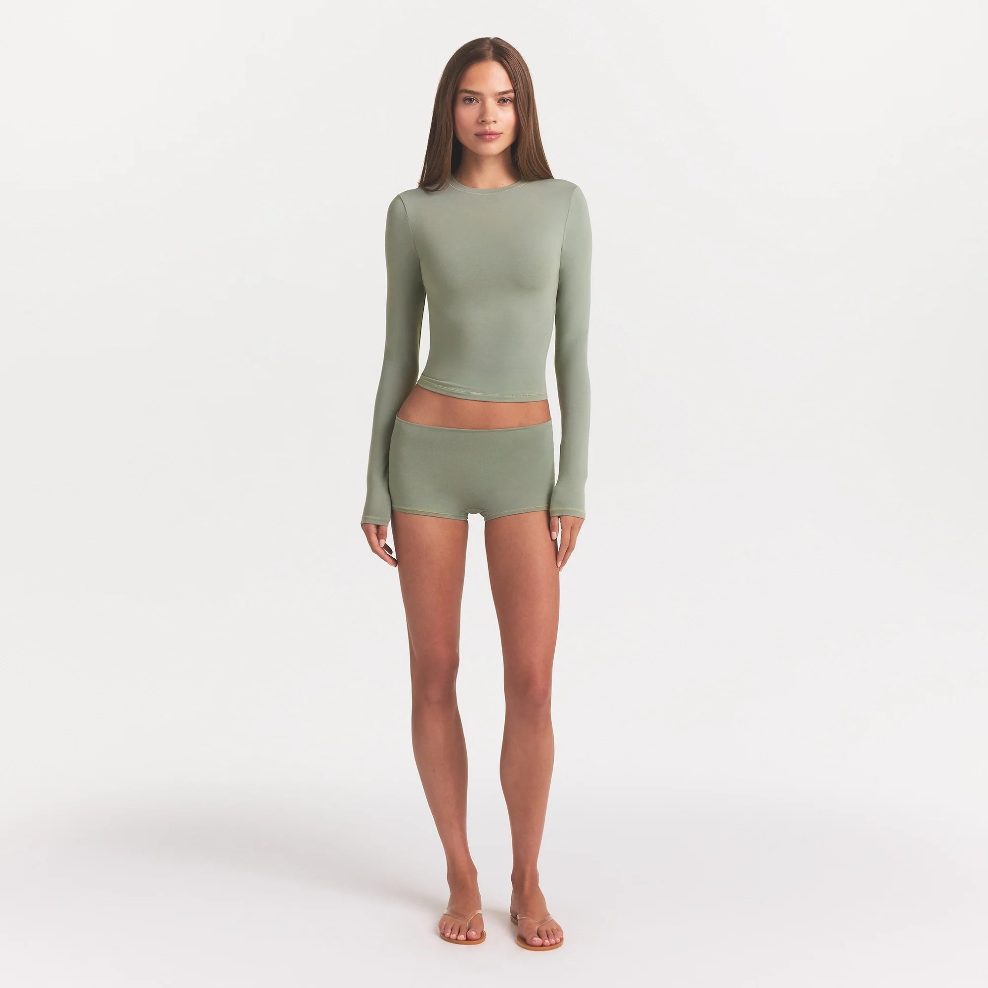 COTTON JERSEY LONG SLEEVE T-SHIRT | MINERAL ON A MODEL FRONT VIEW