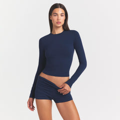 COTTON JERSEY LONG SLEEVE T-SHIRT | NAVY ON A MODEL SIDE VIEW @ | FOCUS: 0.0, 1.0, 0.9