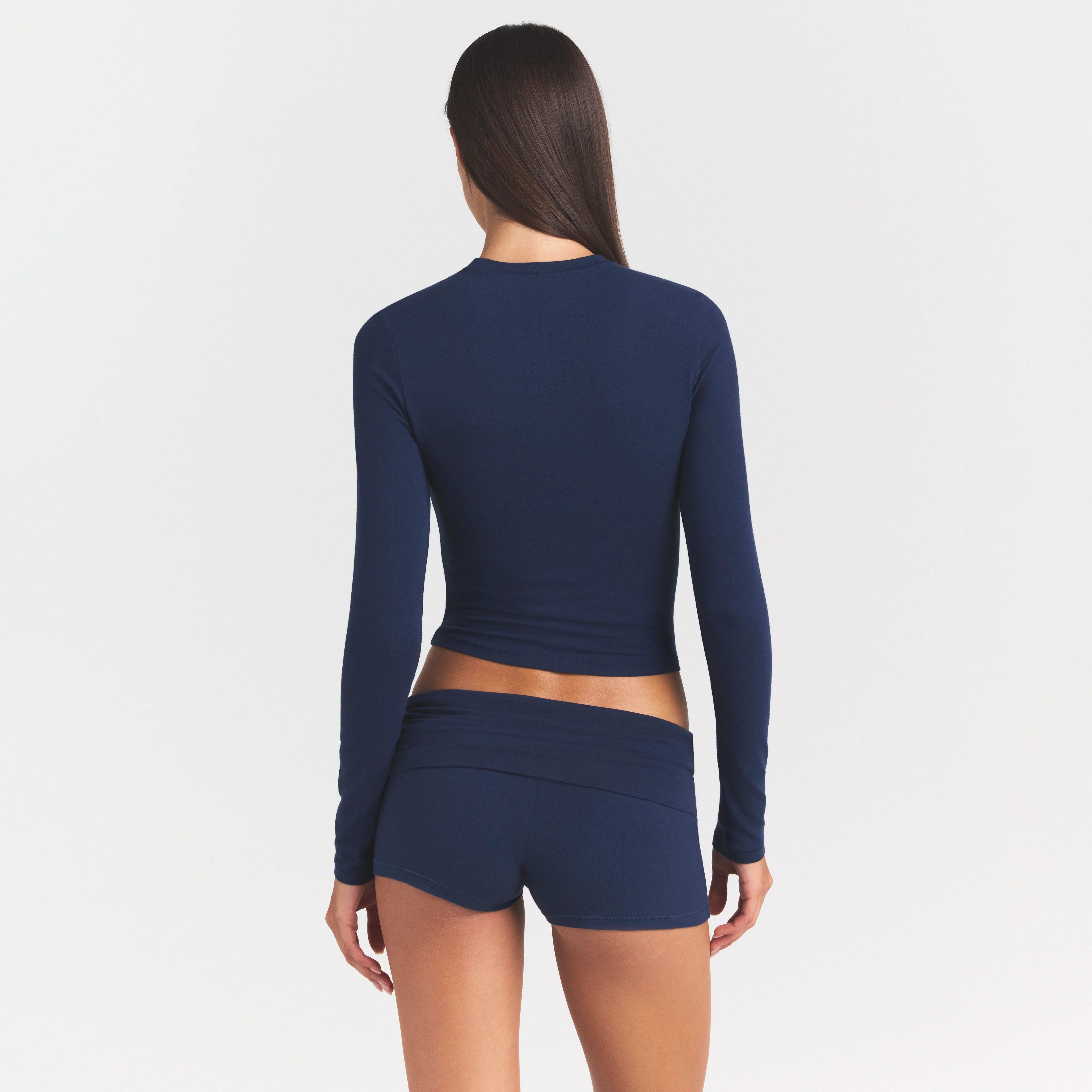 COTTON JERSEY LONG SLEEVE T-SHIRT | NAVY ON A MODEL SIDE VIEW @ | FOCUS: 0.0, 1.0, 0.9