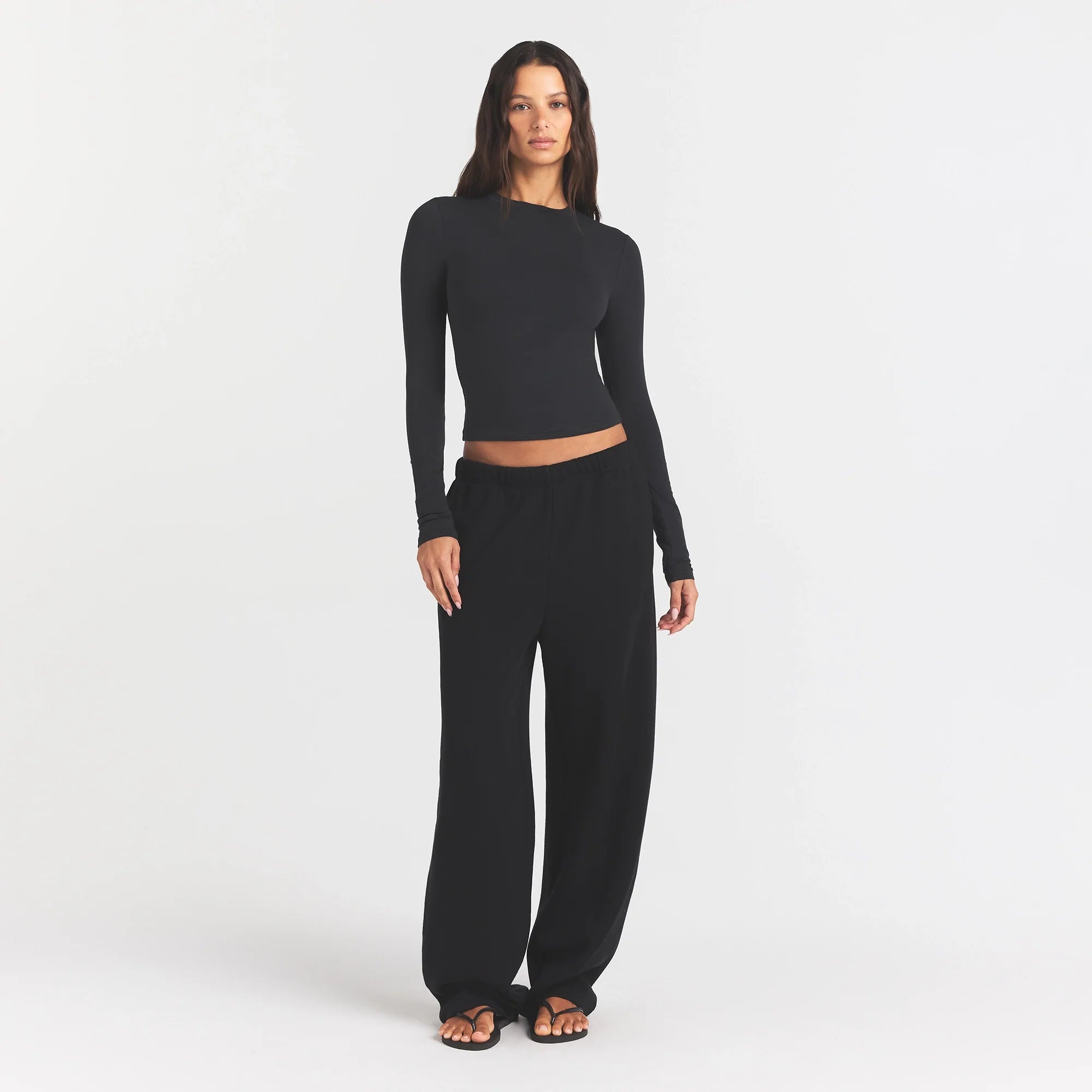 COTTON JERSEY LONG SLEEVE T-SHIRT | SOOT ON A MODEL FRONT VIEW @ | FOCUS: 0.0, 1.0, 0.9