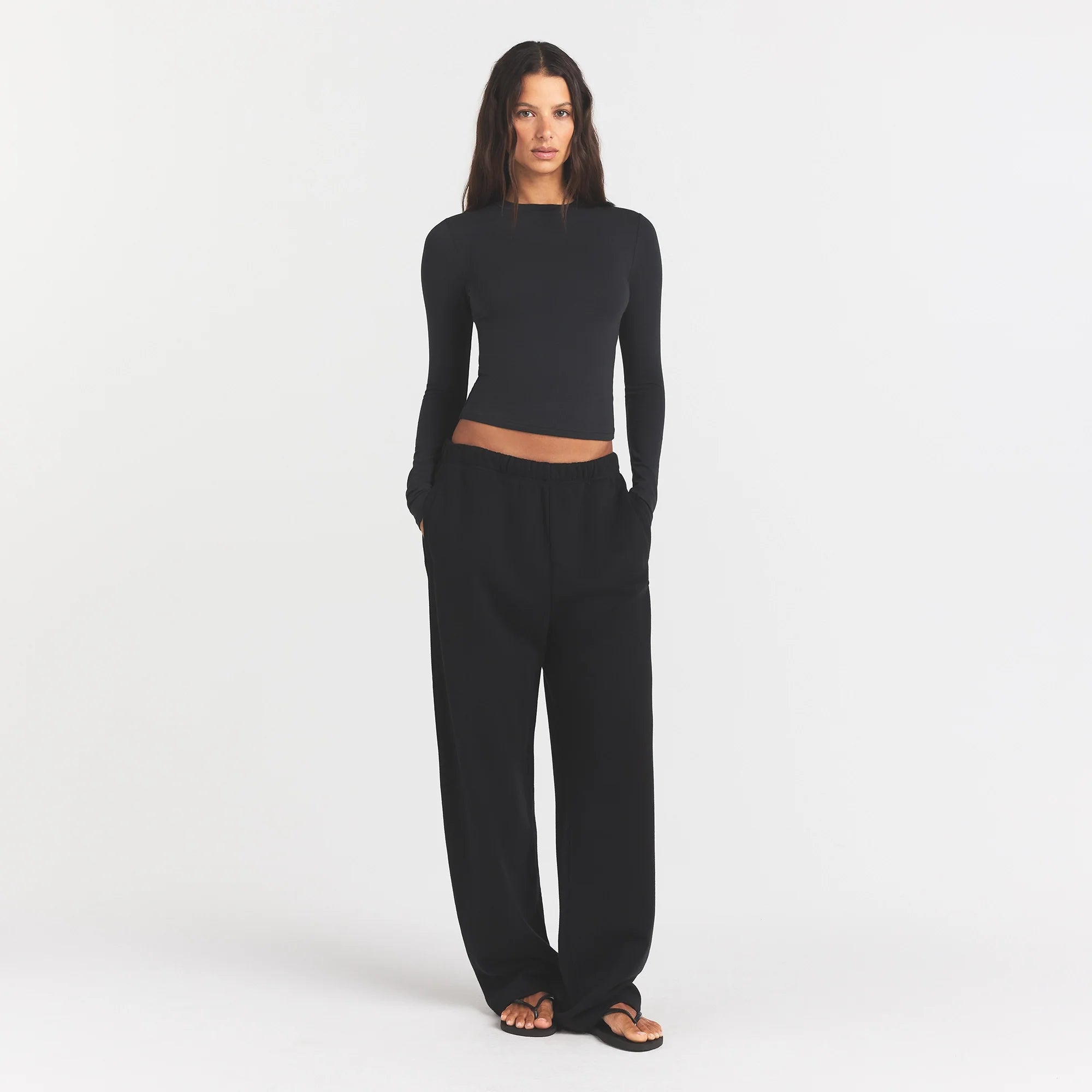 COTTON JERSEY LONG SLEEVE T-SHIRT | SOOT ON A MODEL FRONT VIEW @ | FOCUS: 0.0, 1.0, 0.9