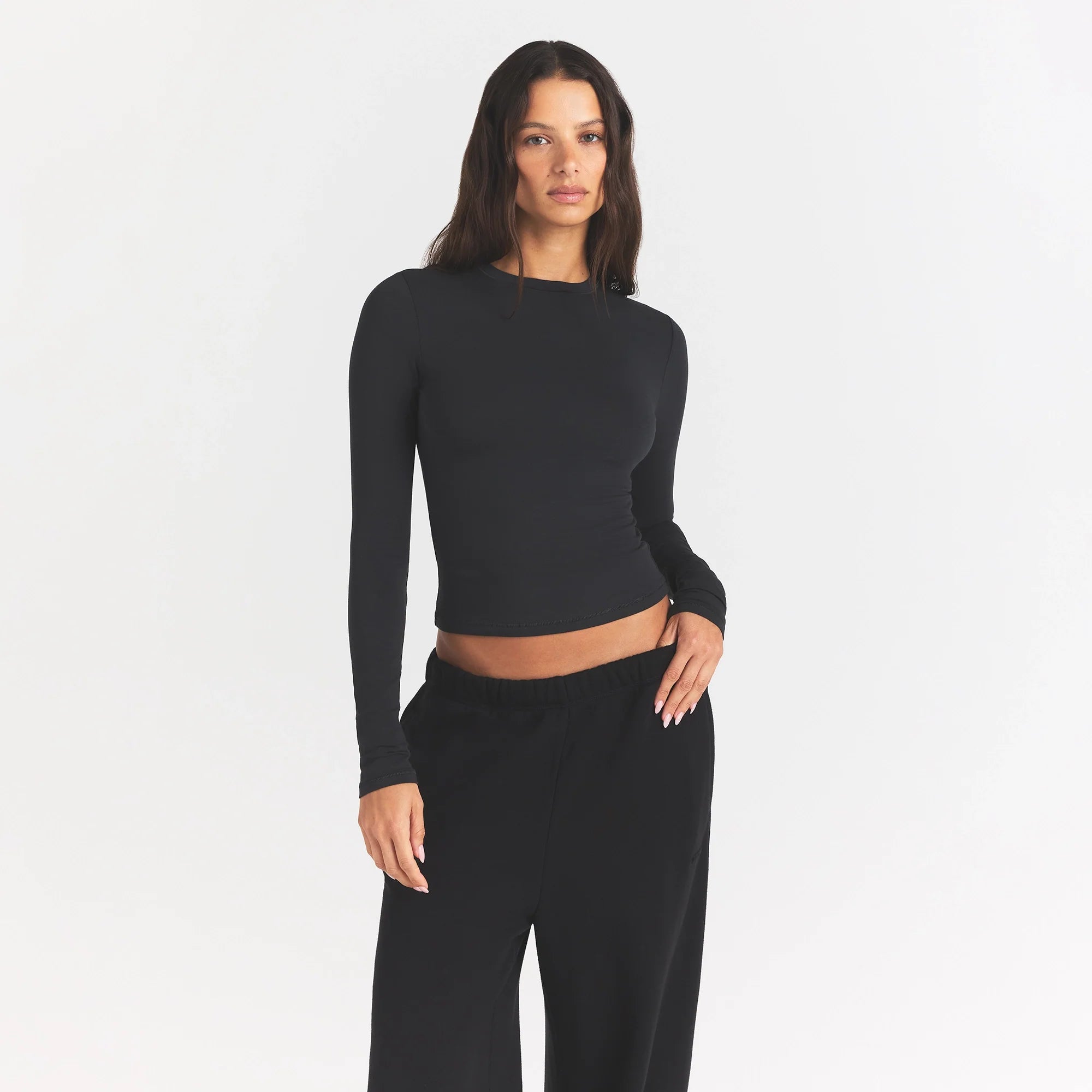 COTTON JERSEY LONG SLEEVE T-SHIRT | SOOT ON A MODEL FRONT VIEW @ | FOCUS: 0.0, 1.0, 0.9