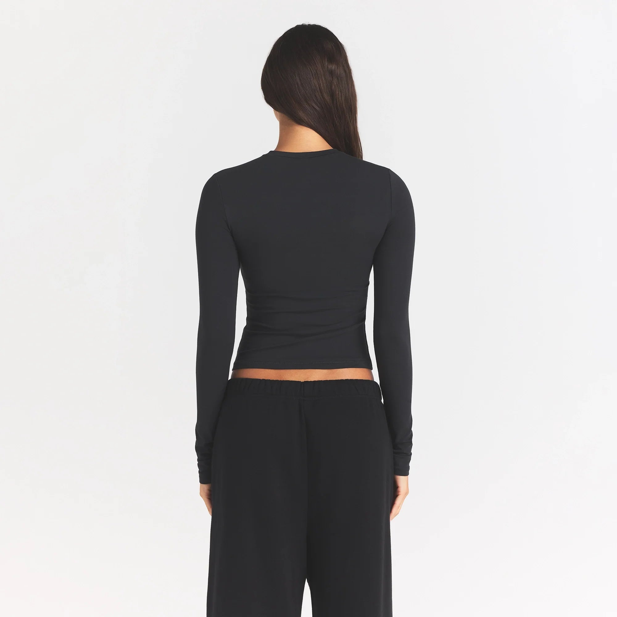COTTON JERSEY LONG SLEEVE T-SHIRT | SOOT ON A MODEL BACK VIEW @ | FOCUS: 0.0, 1.0, 0.9