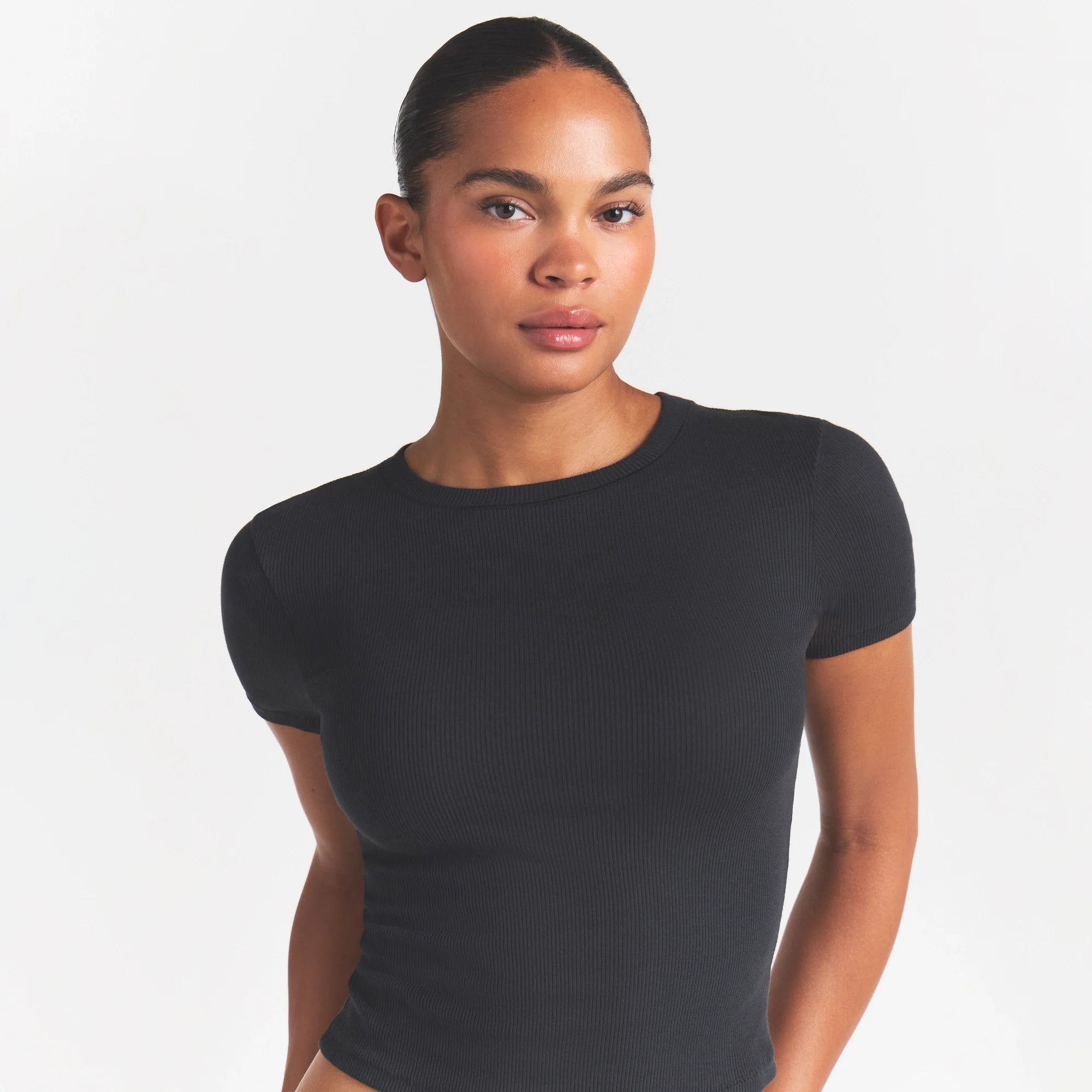 COTTON RIB T-SHIRT | SOOT ON A MODEL SIDE VIEW @ | FOCUS: 0.0, 1.0, 0.9
