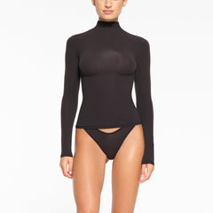 FITS EVERYBODY TURTLENECK TOP WORN BY A MODEL IN FRONT VIEW @ | FOCUS: 0.0, 1.0, 0.9