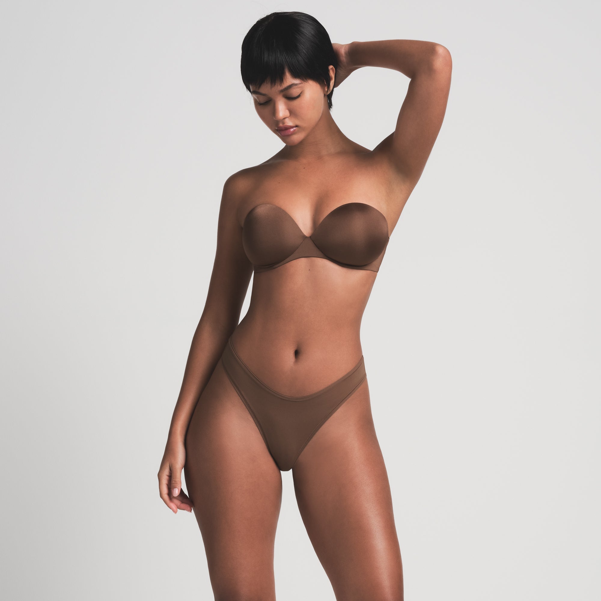 SKIMS ULTIMATE BRA STRAPLESS PUSH-UP BRA | JASPER ON A MODEL FRONT VIEW | FOCUS: 0.0, 1.0, 0.9