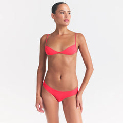 FITS EVERYBODY MICRO BANDEAU | ULTRA PINK ON A MODEL SIDE VIEW @ | FOCUS: 0.0, 1.0, 0.9
