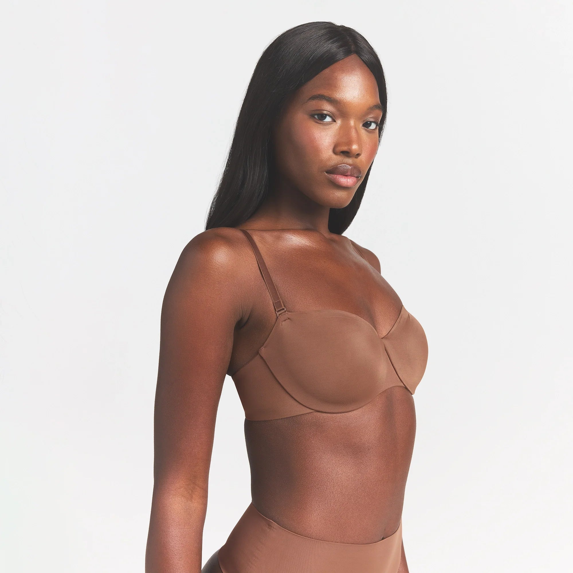 SMOOTHING INTIMATES UNLINED STRAPLESS BRA | JASPER ON A MODEL SIDE VIEW @ | FOCUS: 0.0, 1.0, 0.9