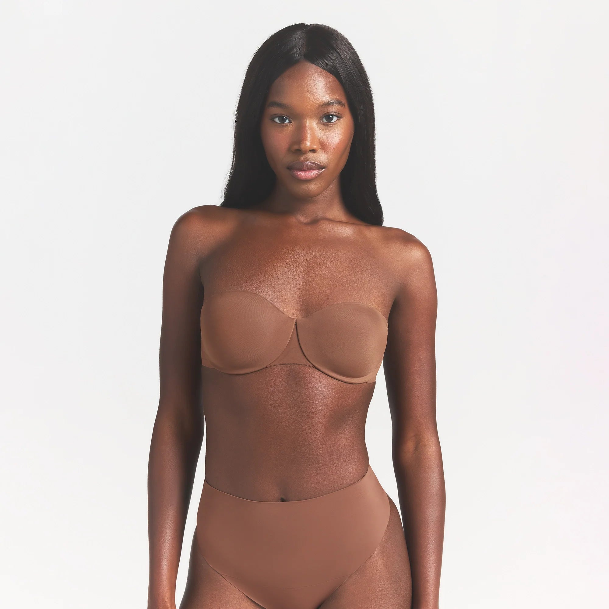 SMOOTHING INTIMATES UNLINED STRAPLESS BRA | JASPER ON A MODEL FRONT VIEW @ | FOCUS: 0.0, 1.0, 0.9