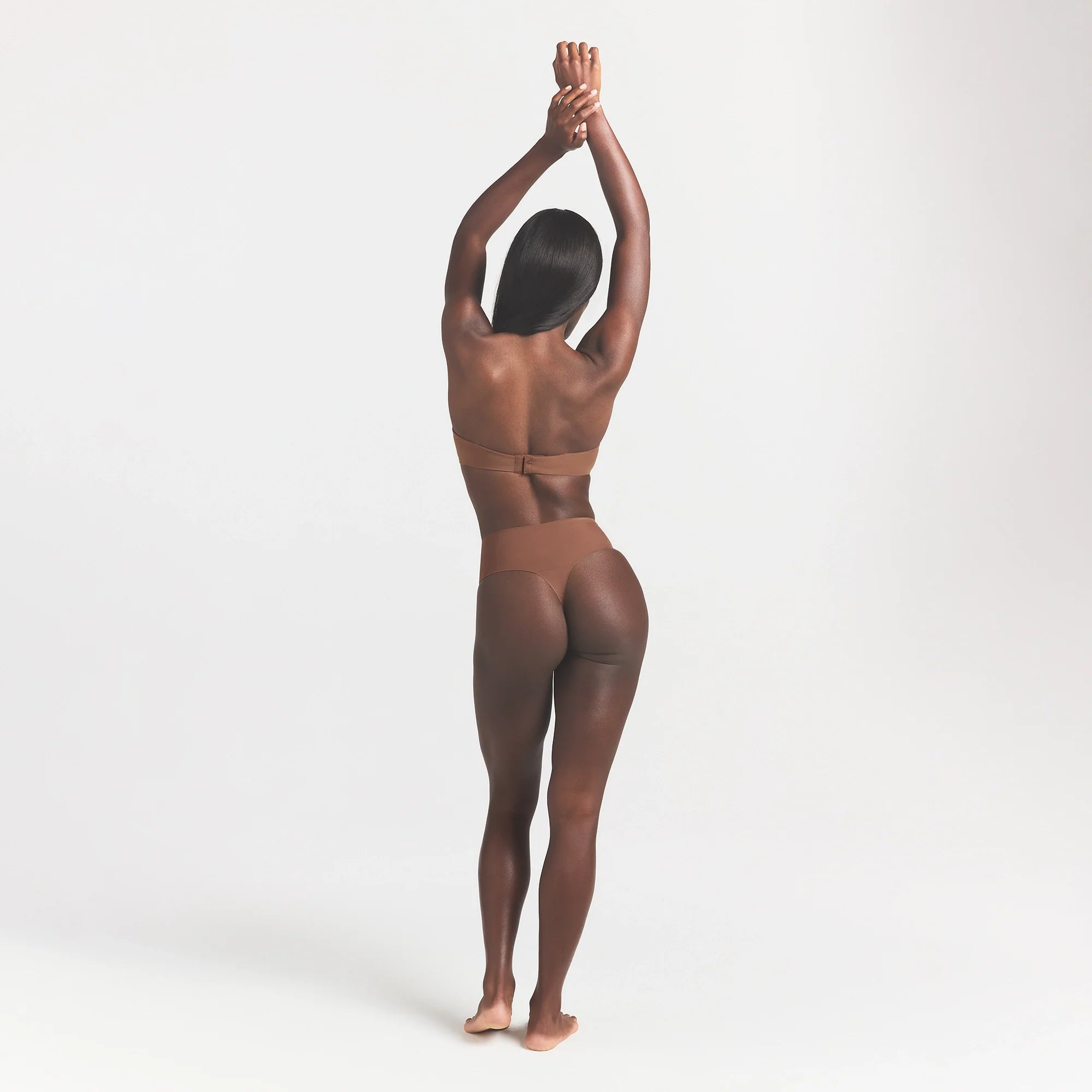SMOOTHING INTIMATES UNLINED STRAPLESS BRA | JASPER ON A MODEL BACK VIEW @ | FOCUS: 0.0, 1.0, 0.9
