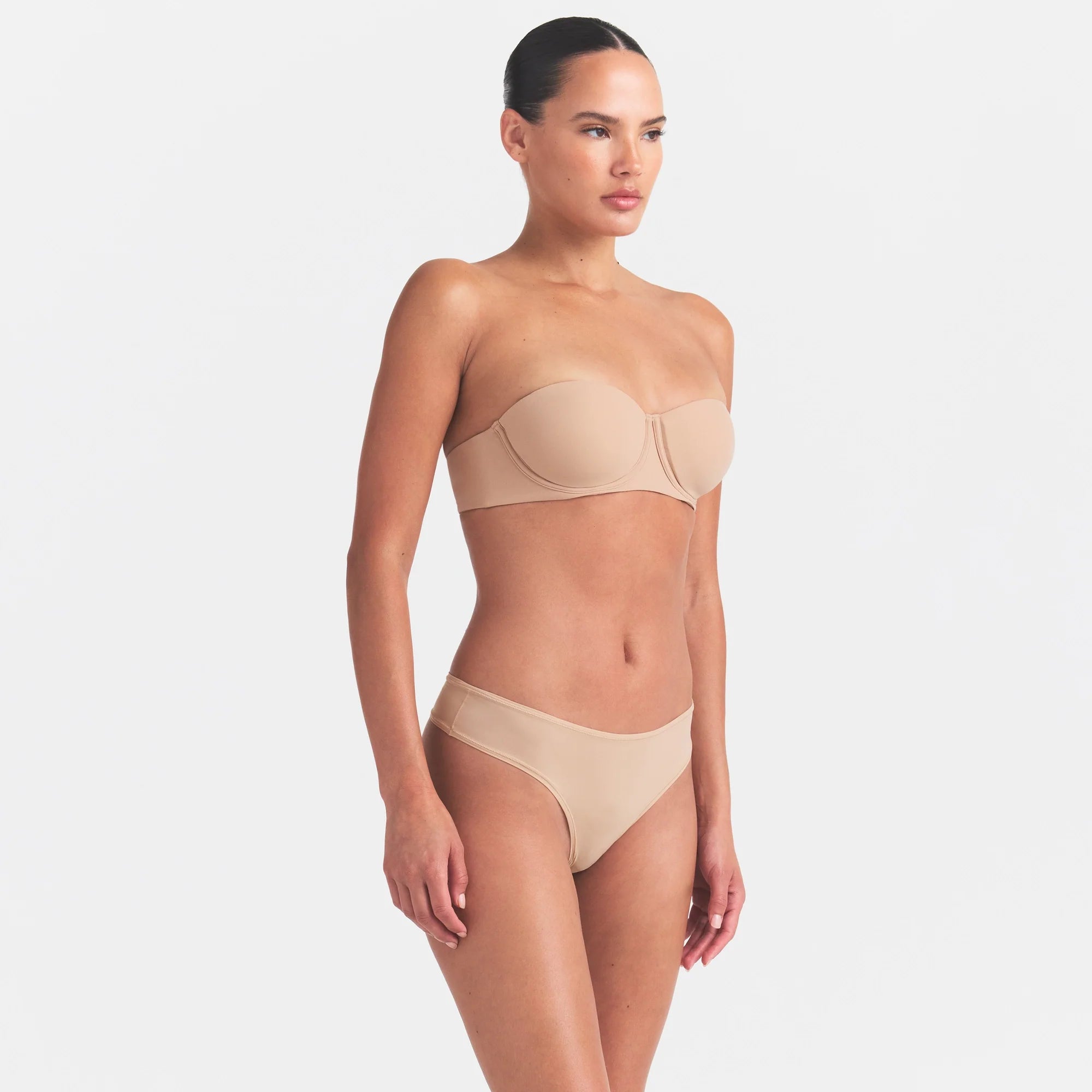 FITS EVERYBODY STRAPLESS BRA | CLAY ON A MODEL SIDE VIEW @ | FOCUS: 0.0, 1.0, 0.9