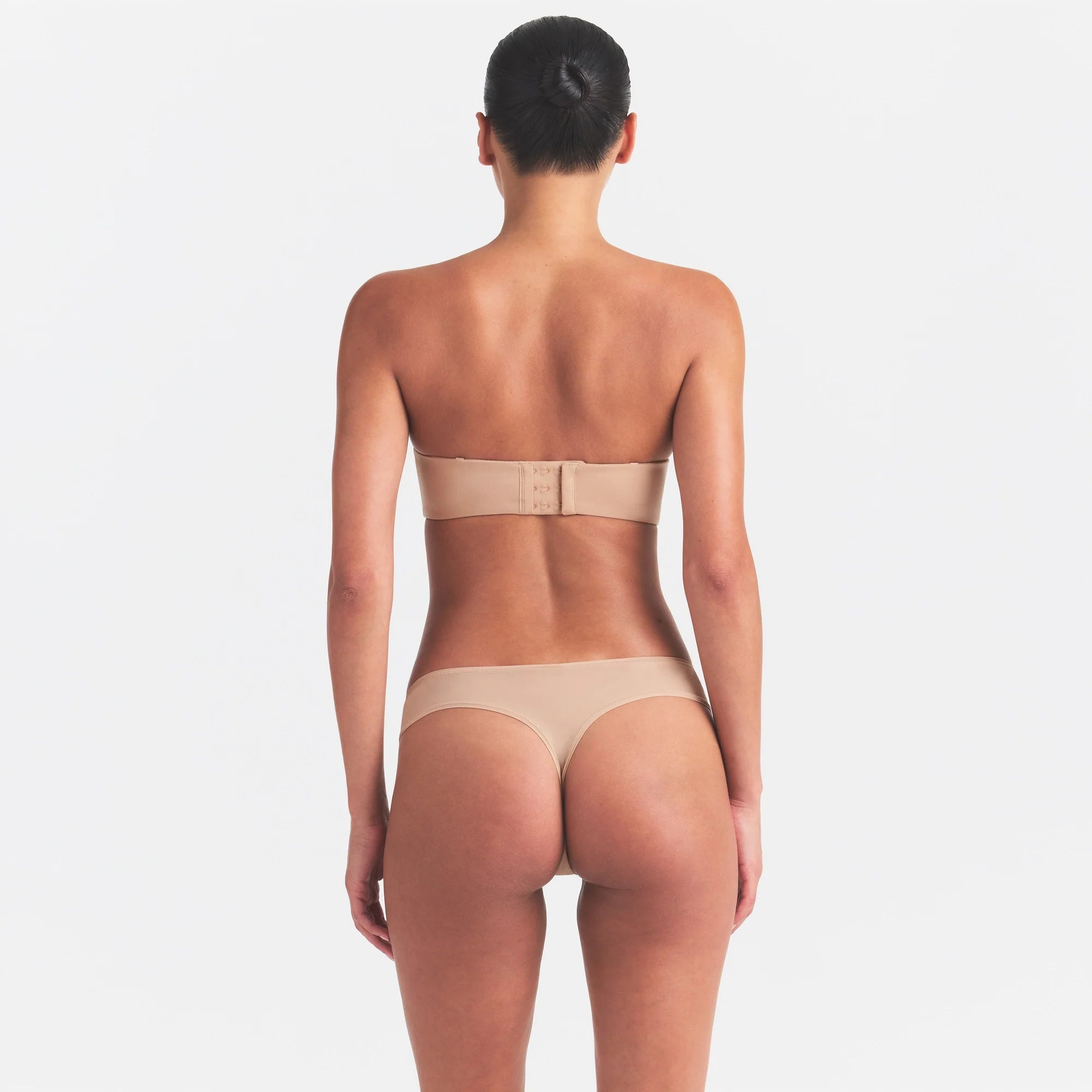 FITS EVERYBODY STRAPLESS BRA | CLAY ON A MODEL SIDE VIEW @ | FOCUS: 0.0, 1.0, 0.9