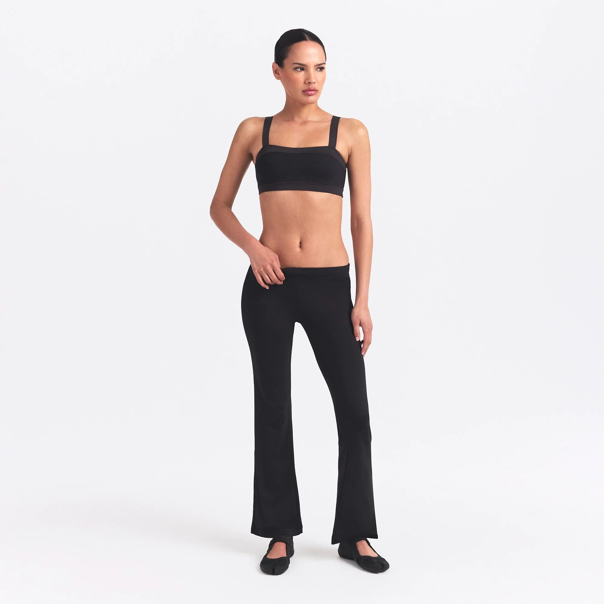 NikeSKIMS MATTE AND SHINE STRAIGHT NECK BRA | OBSIDIAN/IGNEOUS ON A MODEL FRONT VIEW @ | FOCUS: 0.0, 1.0, 0.9