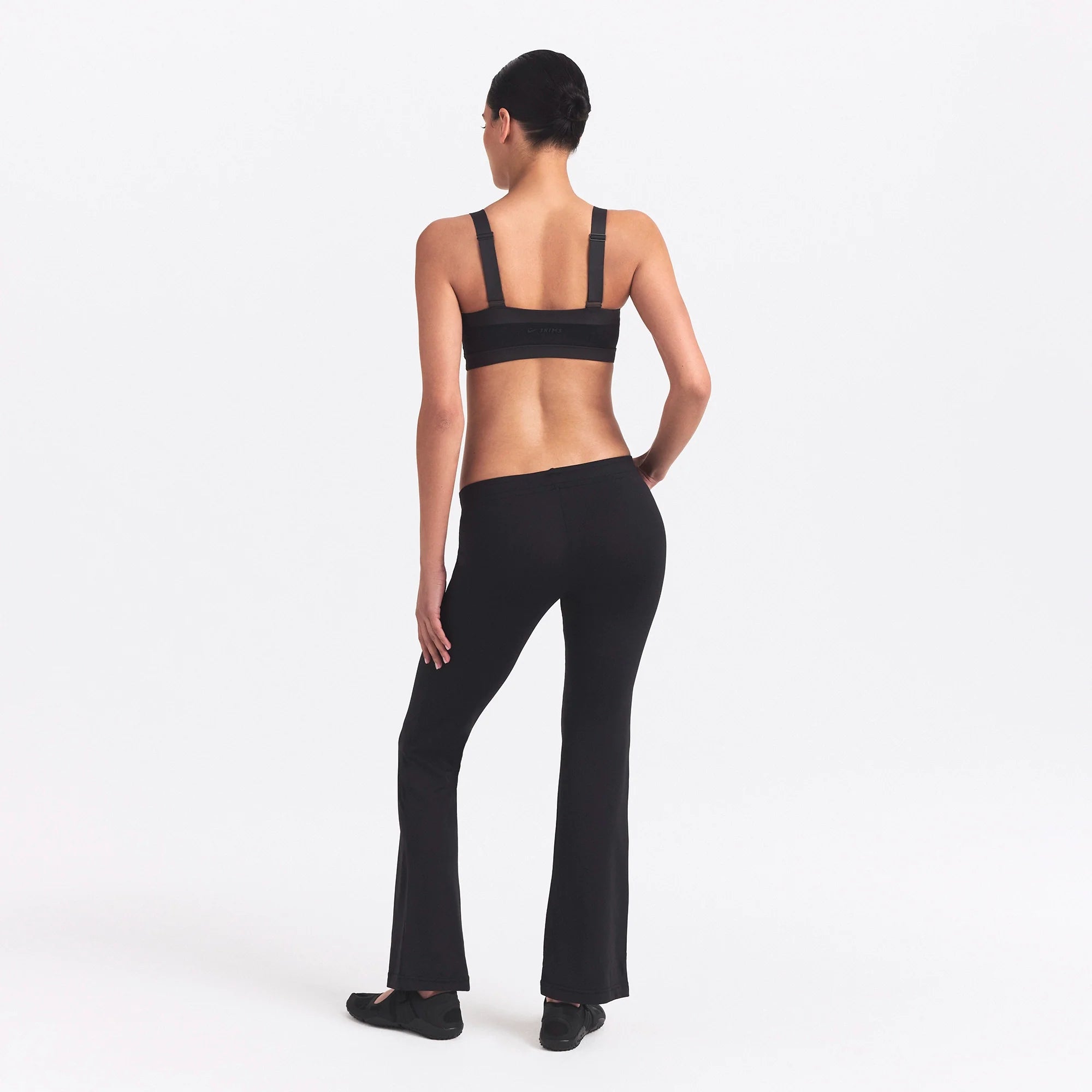 NikeSKIMS MATTE AND SHINE STRAIGHT NECK BRA | OBSIDIAN/IGNEOUS ON A MODEL SIDE VIEW @ | FOCUS: 0.0, 1.0, 0.9