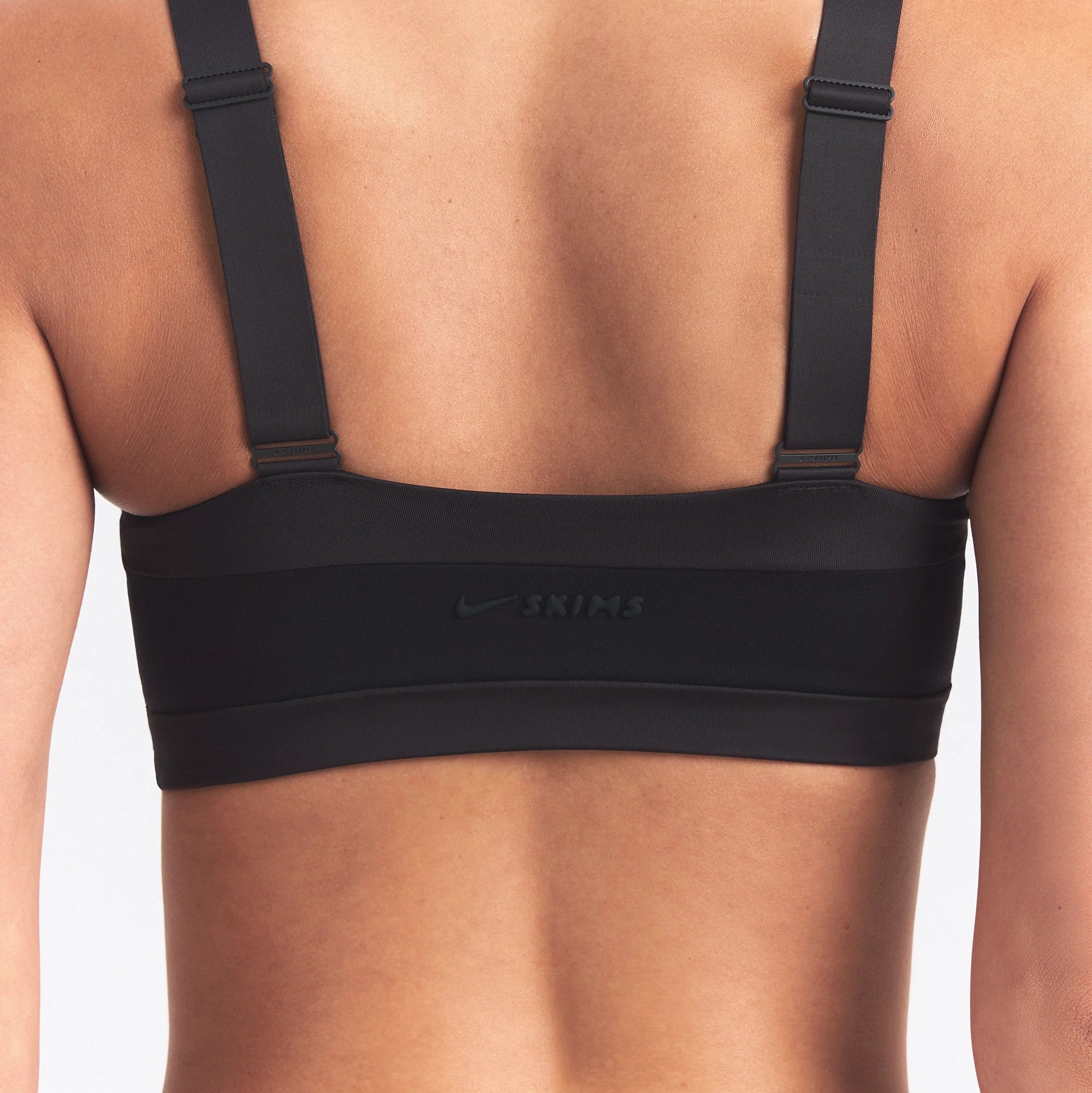 NikeSKIMS MATTE AND SHINE STRAIGHT NECK BRA | OBSIDIAN/IGNEOUS ON A MODEL SIDE VIEW @ | FOCUS: 0.0, 1.0, 0.9