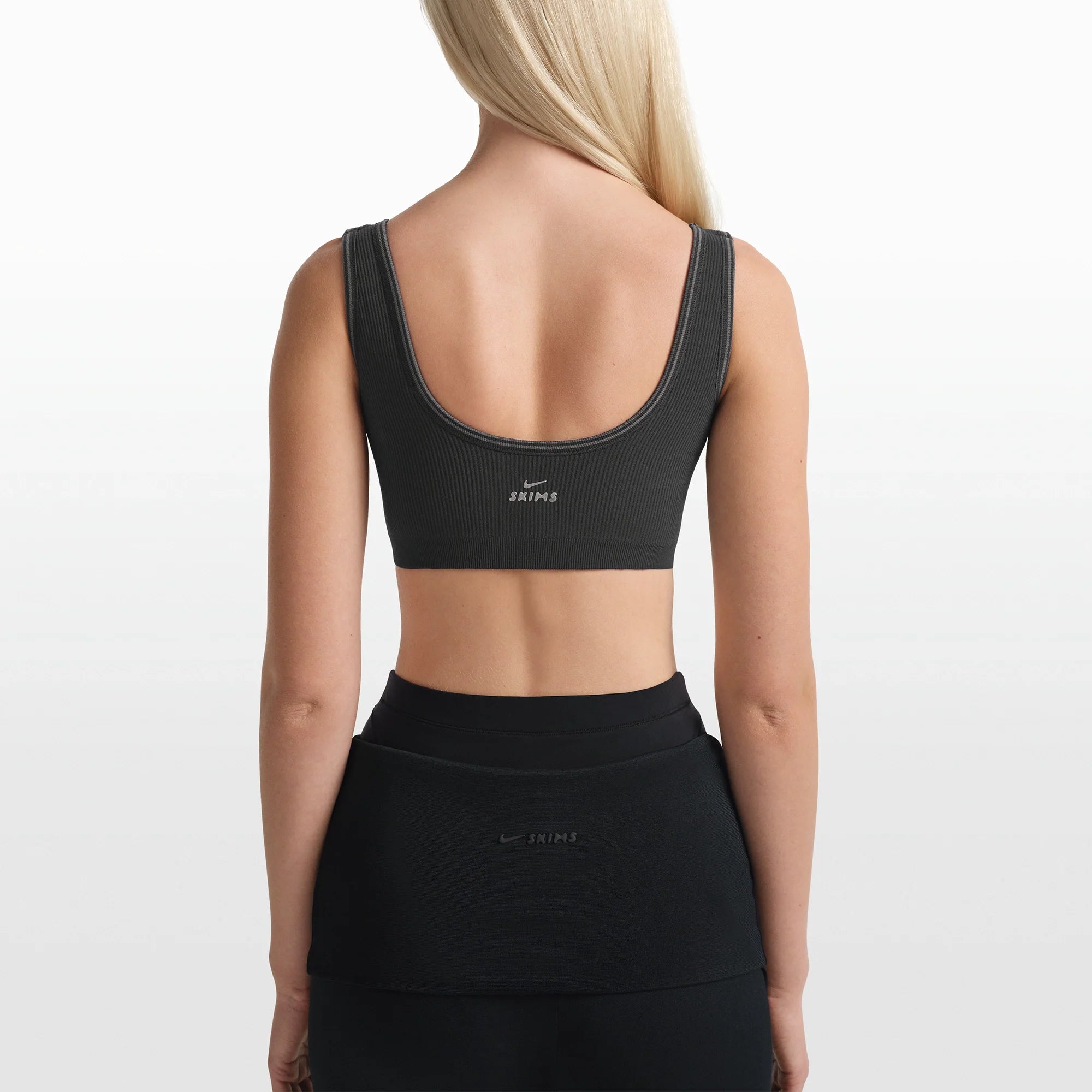 NikeSKIMS RIBBED SEAMLESS SCOOP BRA | OBSIDIAN/ARMOR ON A MODEL FRONT VIEW @ | FOCUS: 0.0, 1.0, 0.9
