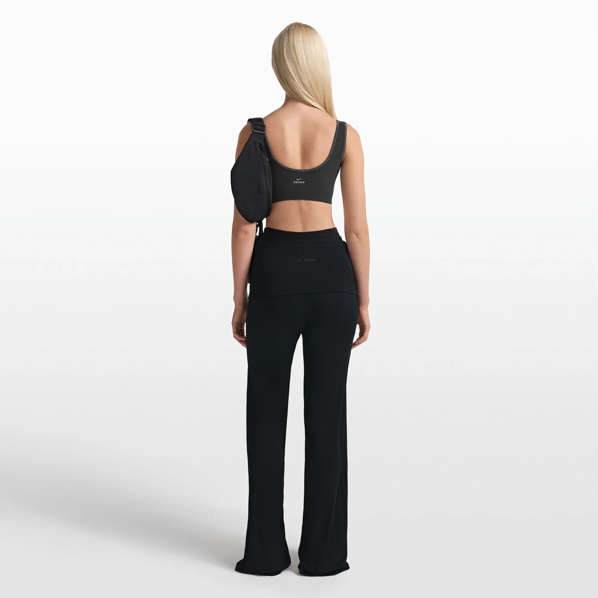 NikeSKIMS RIBBED SEAMLESS SCOOP BRA | OBSIDIAN/ARMOR ON A MODEL FRONT VIEW @ | FOCUS: 0.0, 1.0, 0.9
