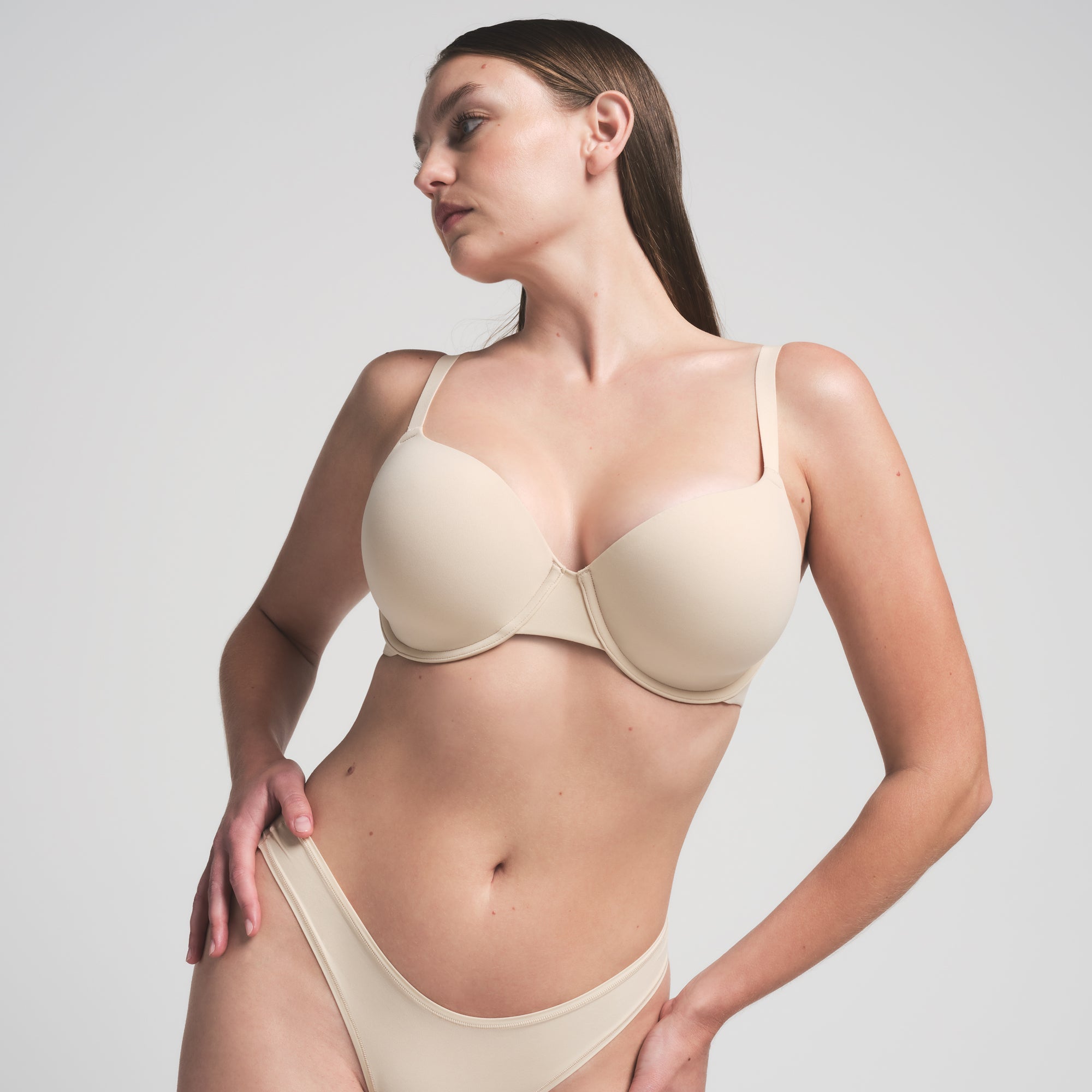 FITS EVERYBODY T-SHIRT BRA | SAND ON A MODEL FRONT VIEW | FOCUS: 0.0, 1.0, 0.9 | COMP