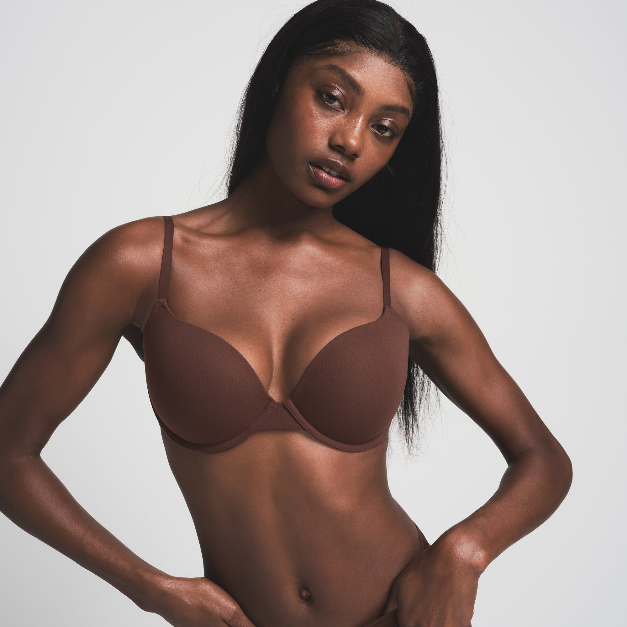 FITS EVERYBODY PUSH-UP BRA | COCOA ON A MODEL FRONT VIEW | FOCUS: 0.0, 1.0, 0.9  | COMP