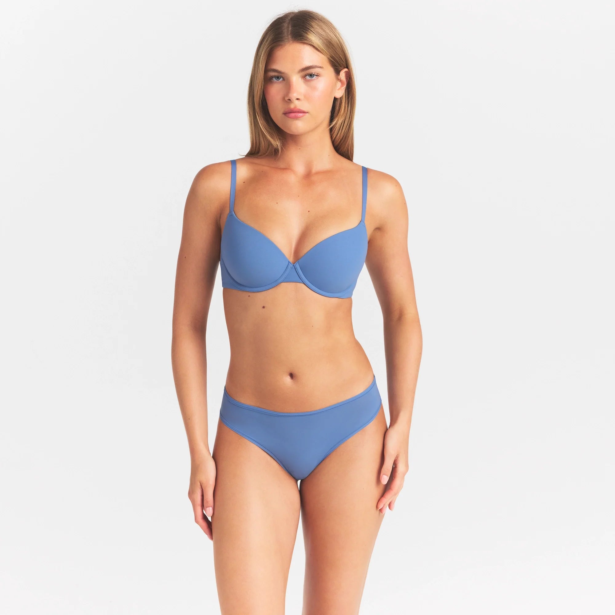 FITS EVERYBODY T-SHIRT BRA | ARCTIC ON A MODEL SIDE VIEW @ | FOCUS: 0.0, 1.0, 0.9