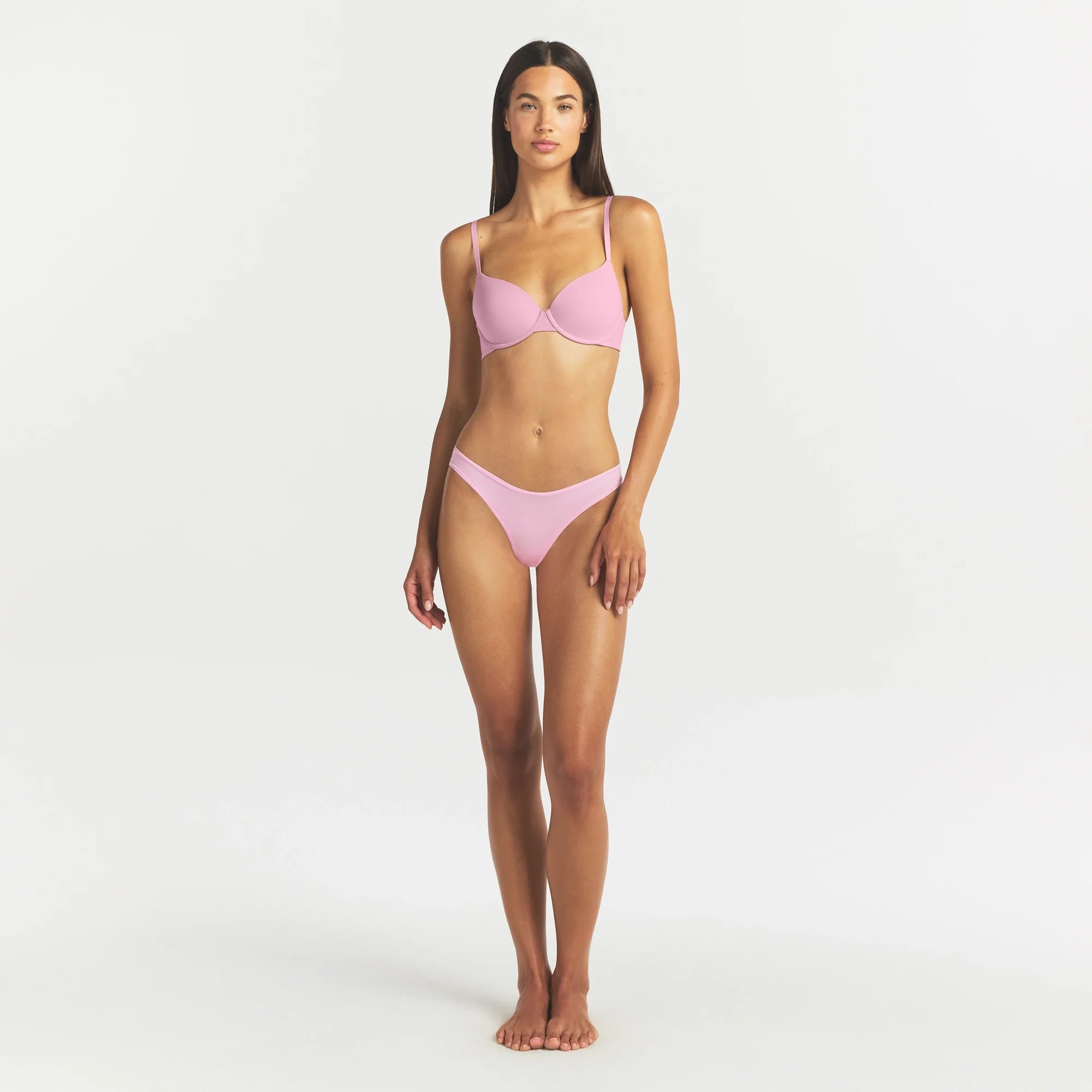 FITS EVERYBODY T-SHIRT BRA | BUBBLEGUM ON A MODEL FRONT VIEW