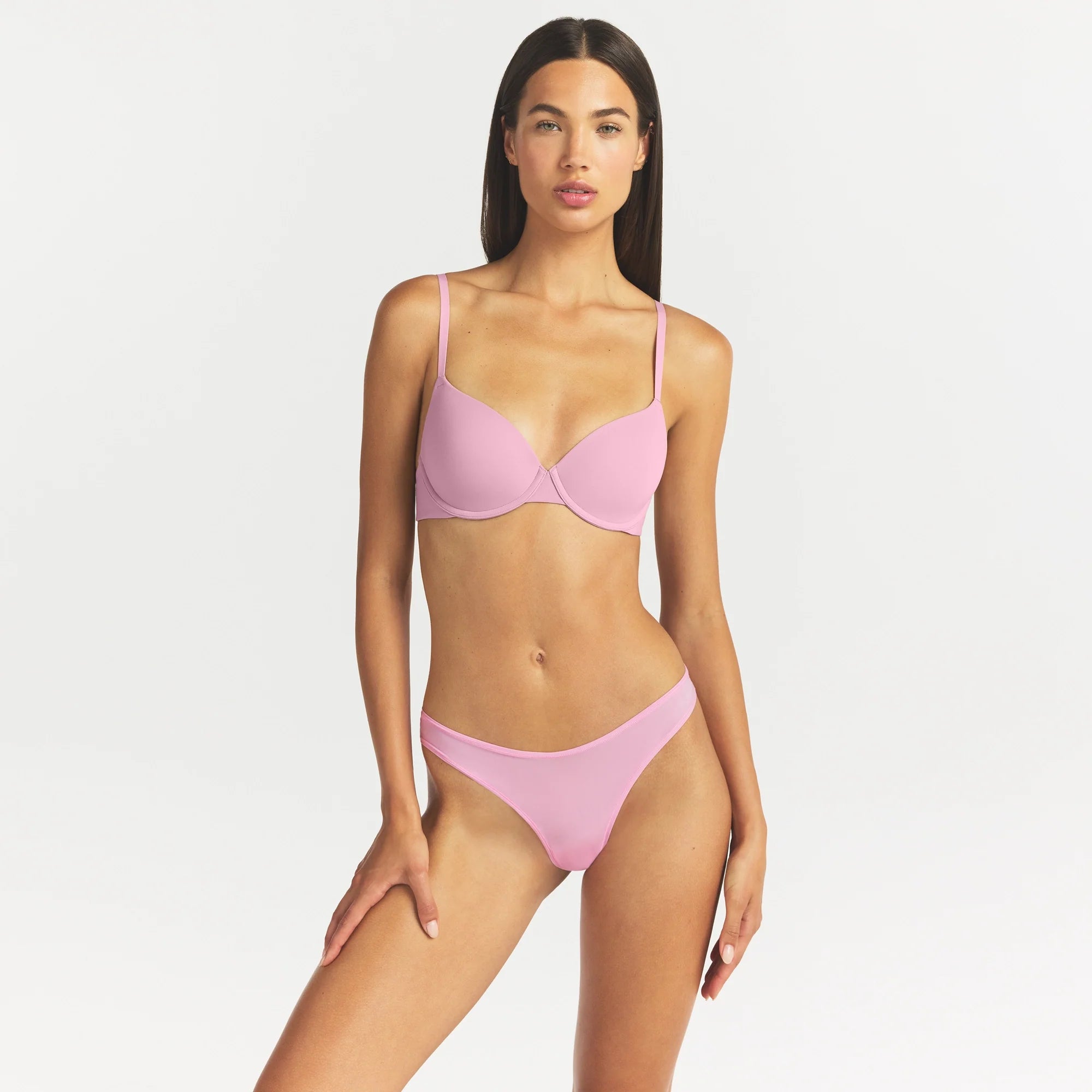 FITS EVERYBODY T-SHIRT BRA | BUBBLEGUM ON A MODEL SIDE VIEW