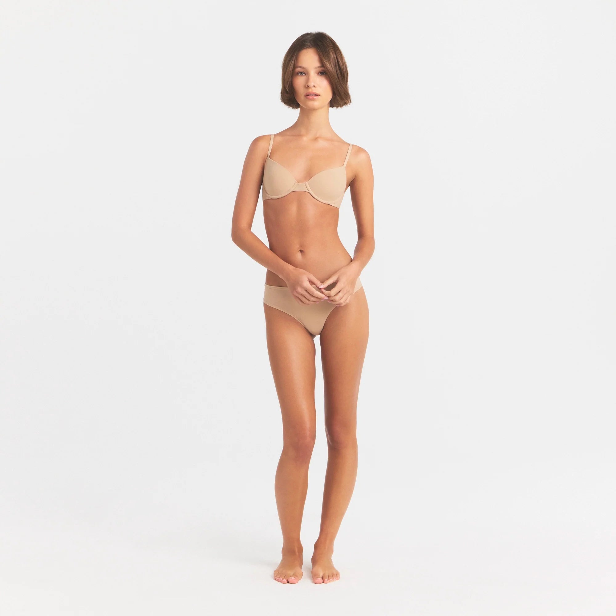 FITS EVERYBODY T-SHIRT BRA | CLAY ON A MODEL FRONT VIEW @ | FOCUS: 0.0, 1.0, 0.9