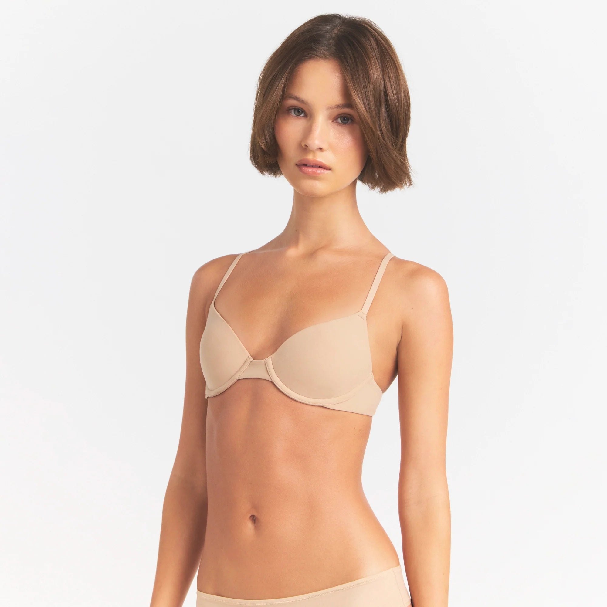 FITS EVERYBODY T-SHIRT BRA | CLAY ON A MODEL SIDE VIEW @ | FOCUS: 0.0, 1.0, 0.9