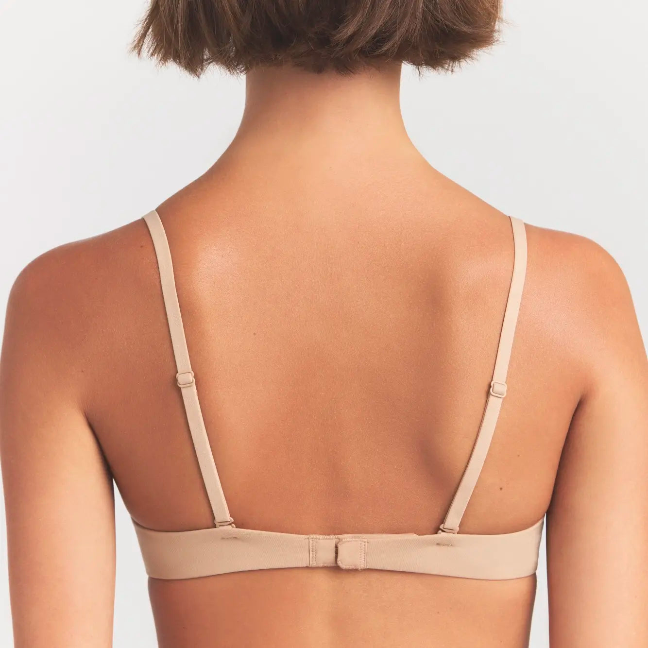 FITS EVERYBODY T-SHIRT BRA | CLAY ON A MODEL SIDE VIEW @ | FOCUS: 0.0, 1.0, 0.9