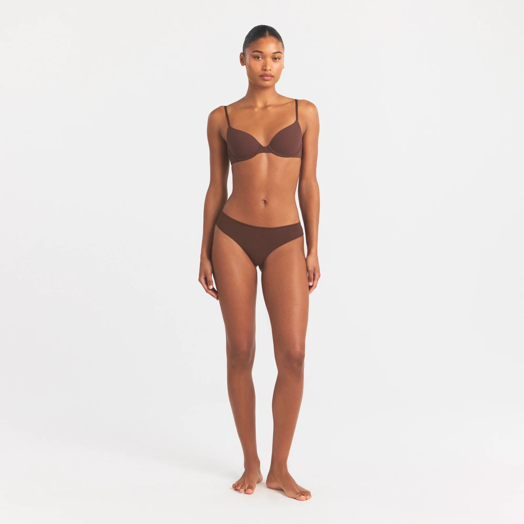 FITS EVERYBODY T-SHIRT BRA | COCOA ON A MODEL FRONT VIEW @ | FOCUS: 0.0, 1.0, 0.9