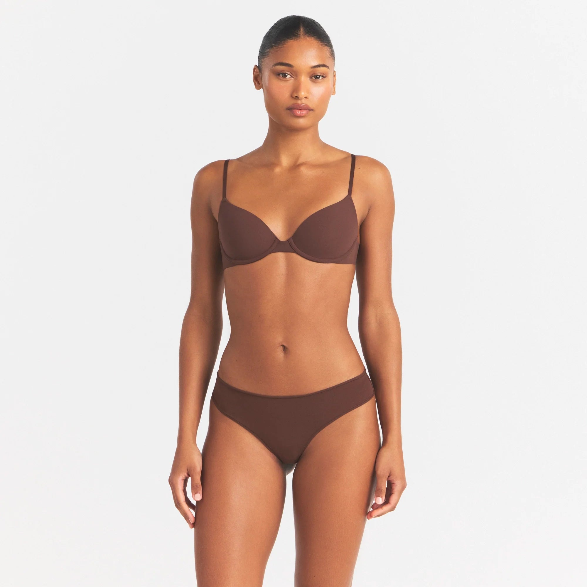 FITS EVERYBODY T-SHIRT BRA | COCOA ON A MODEL SIDE VIEW @ | FOCUS: 0.0, 1.0, 0.9