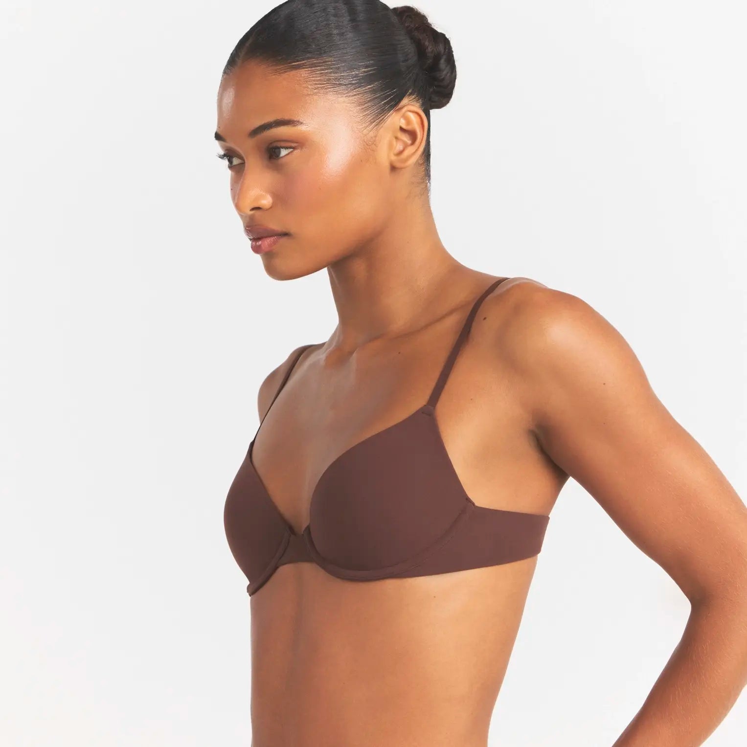 FITS EVERYBODY T-SHIRT BRA | COCOA ON A MODEL SIDE VIEW @ | FOCUS: 0.0, 1.0, 0.9