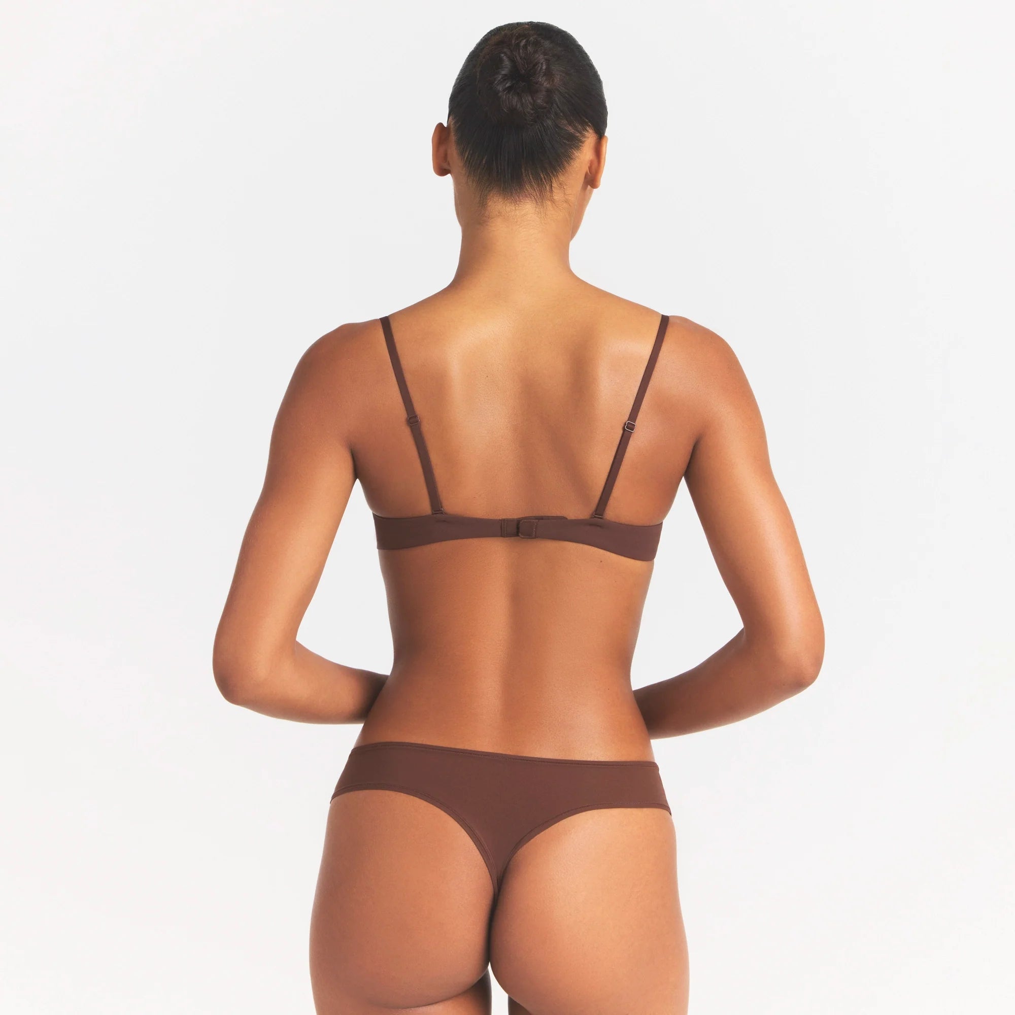FITS EVERYBODY T-SHIRT BRA | COCOA ON A MODEL SIDE VIEW @ | FOCUS: 0.0, 1.0, 0.9