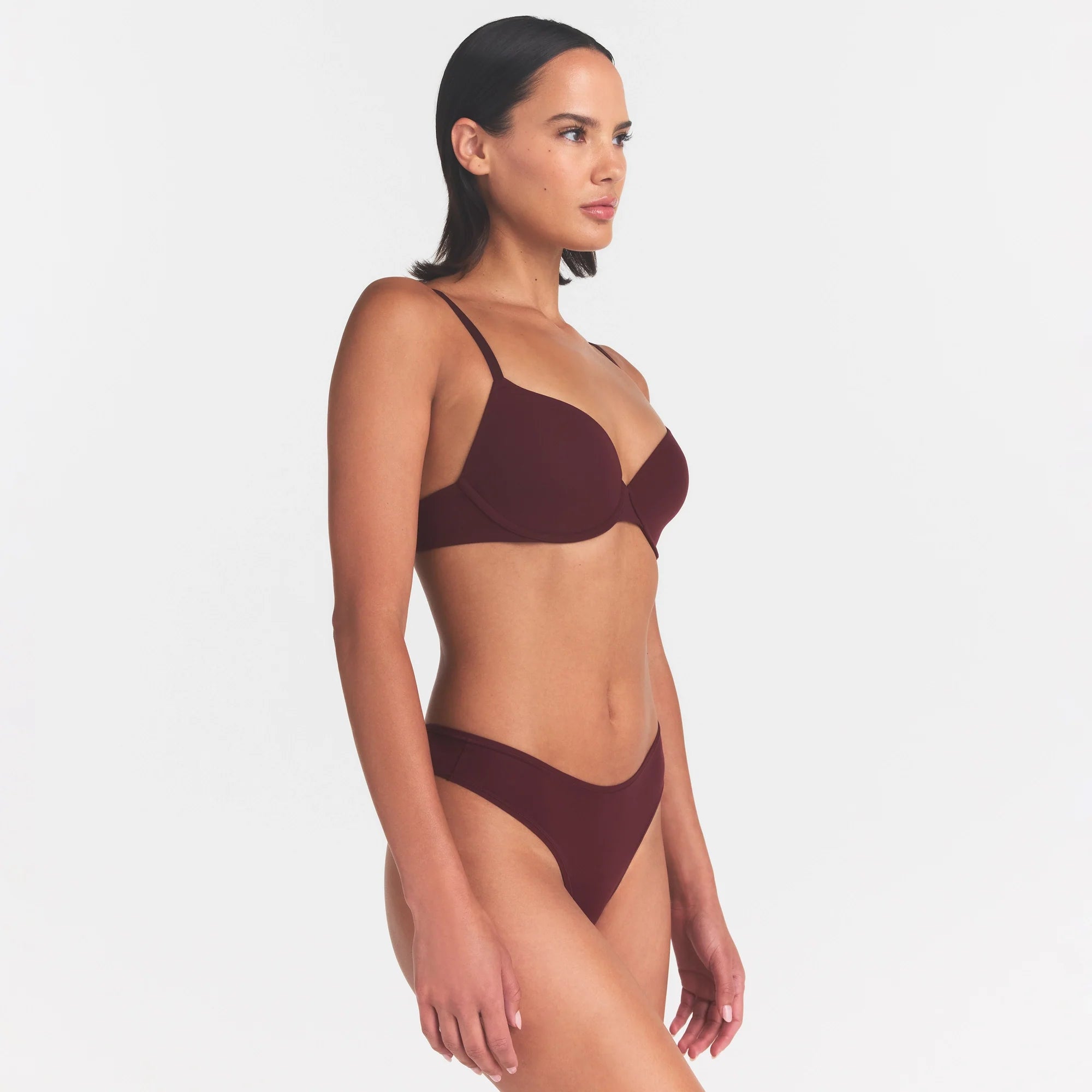 FITS EVERYBODY T-SHIRT BRA | CURRANT ON A MODEL | FOCUS: 0.0, 1.0, 0.9