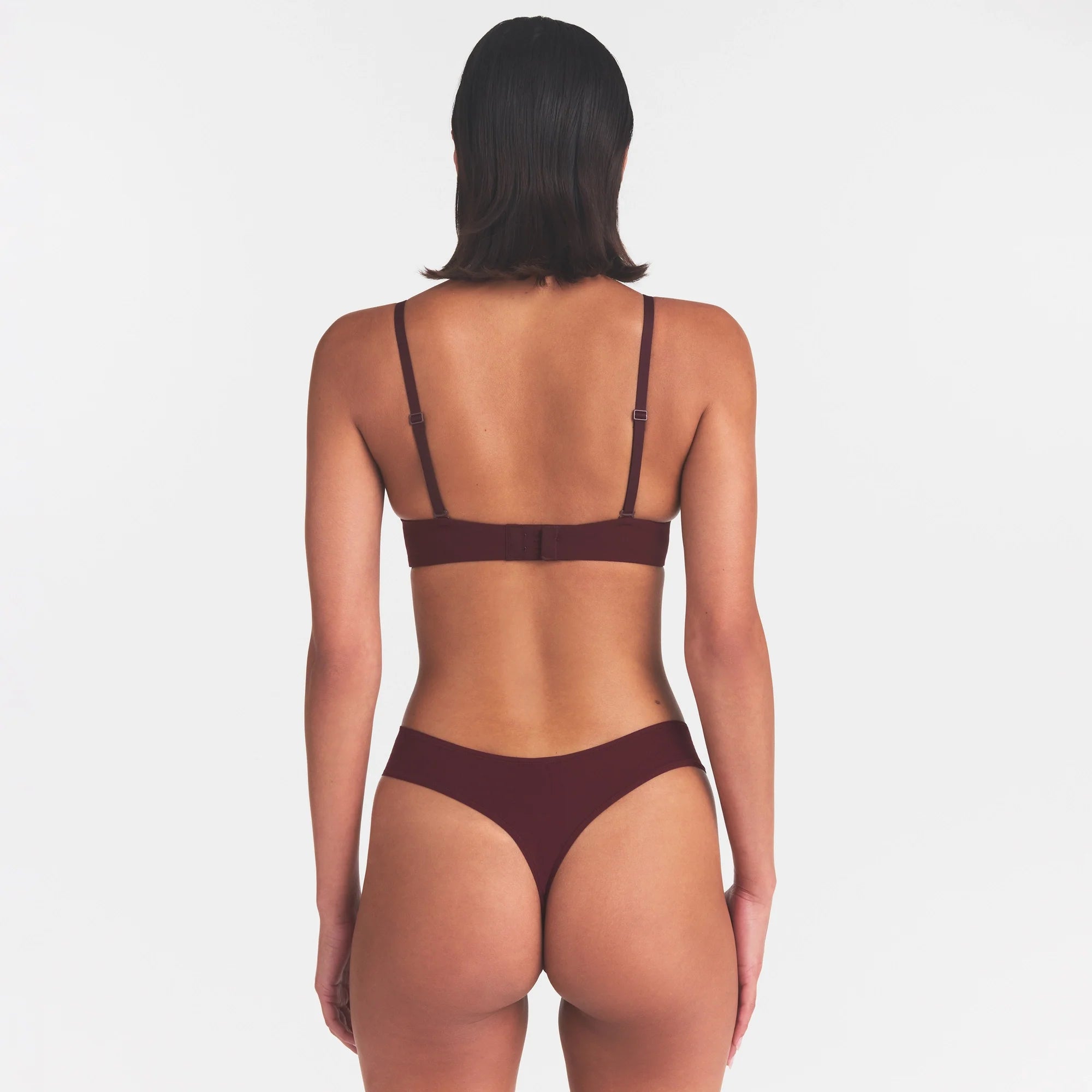 FITS EVERYBODY T-SHIRT BRA | CURRANT ON A MODEL | FOCUS: 0.0, 1.0, 0.9
