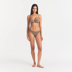 FITS EVERYBODY T-SHIRT BRA | DESERT LEOPARD INK PRINT ON A MODEL FRONT VIEW @ | FOCUS: 0.0, 1.0, 0.9