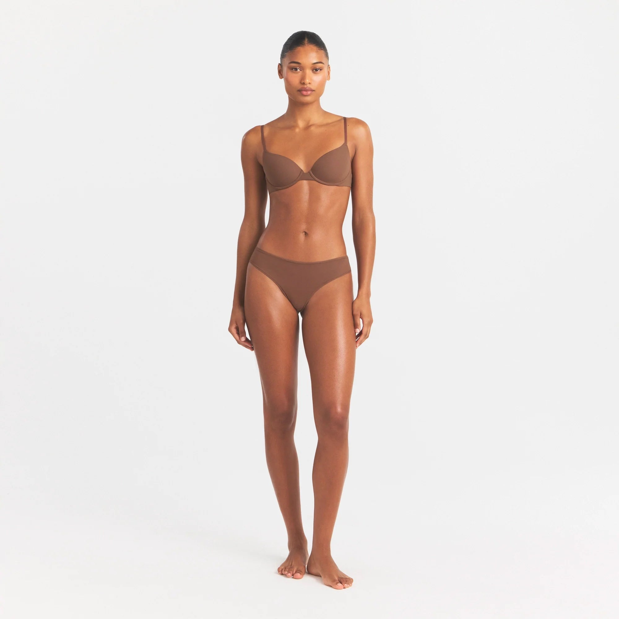 FITS EVERYBODY T-SHIRT BRA | JASPER ON A MODEL FRONT VIEW @ | FOCUS: 0.0, 1.0, 0.9
