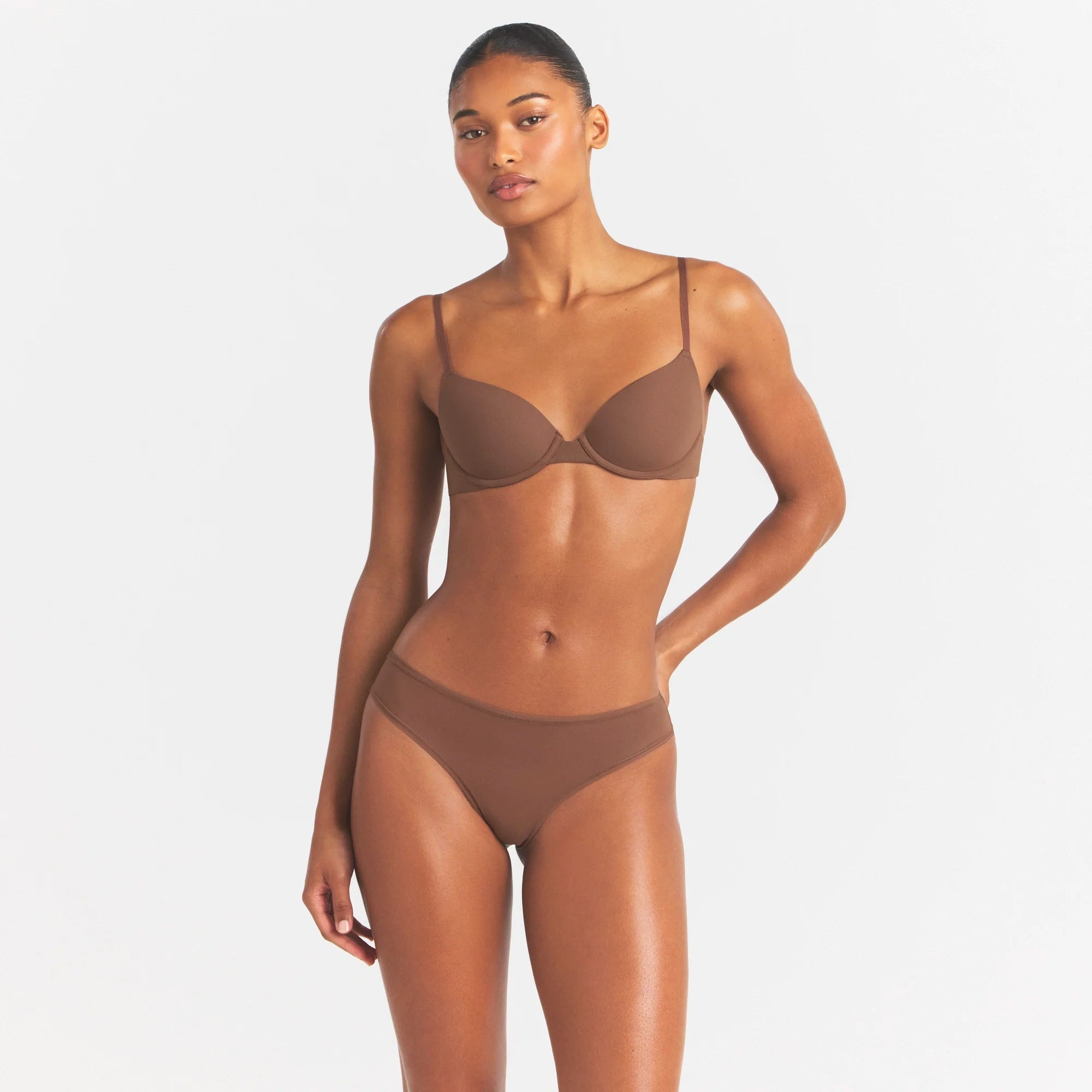 FITS EVERYBODY T-SHIRT BRA | JASPER ON A MODEL SIDE VIEW @ | FOCUS: 0.0, 1.0, 0.9