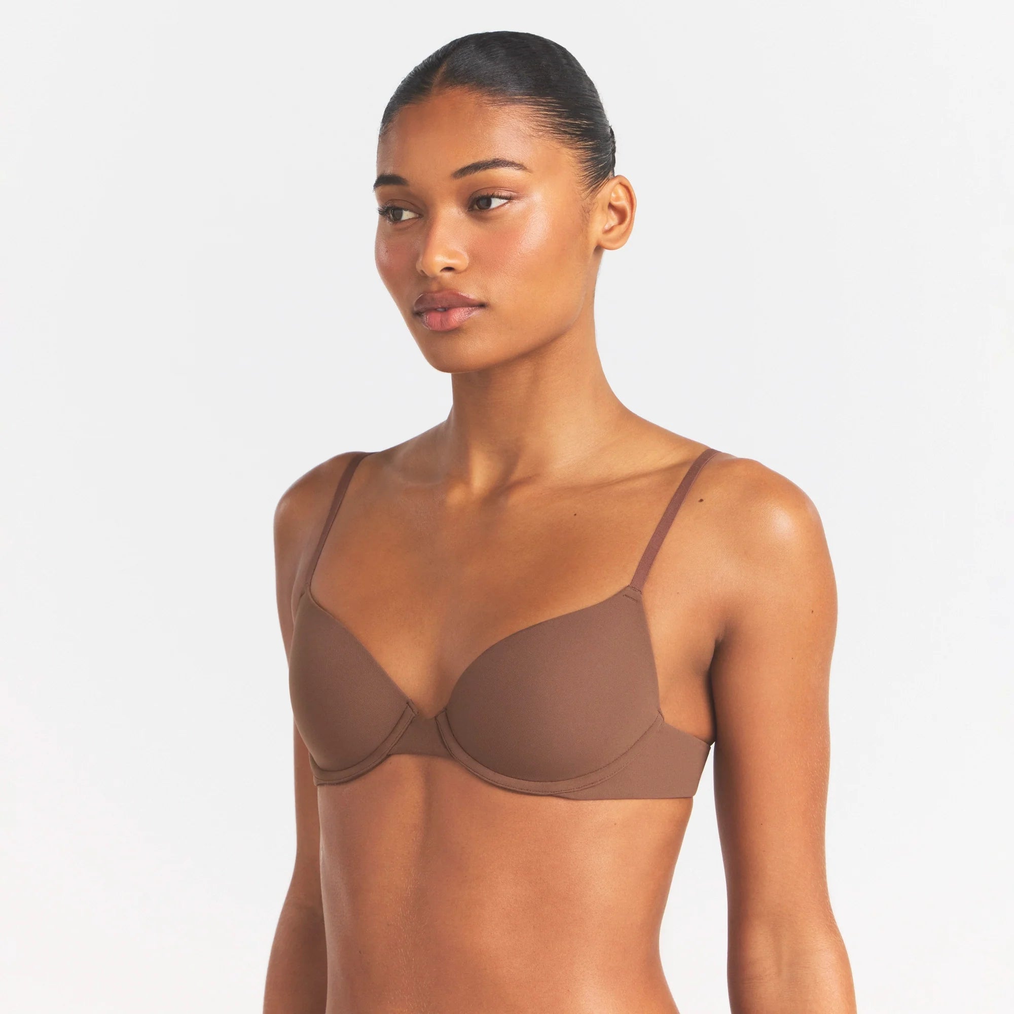 FITS EVERYBODY T-SHIRT BRA | JASPER ON A MODEL SIDE VIEW @ | FOCUS: 0.0, 1.0, 0.9